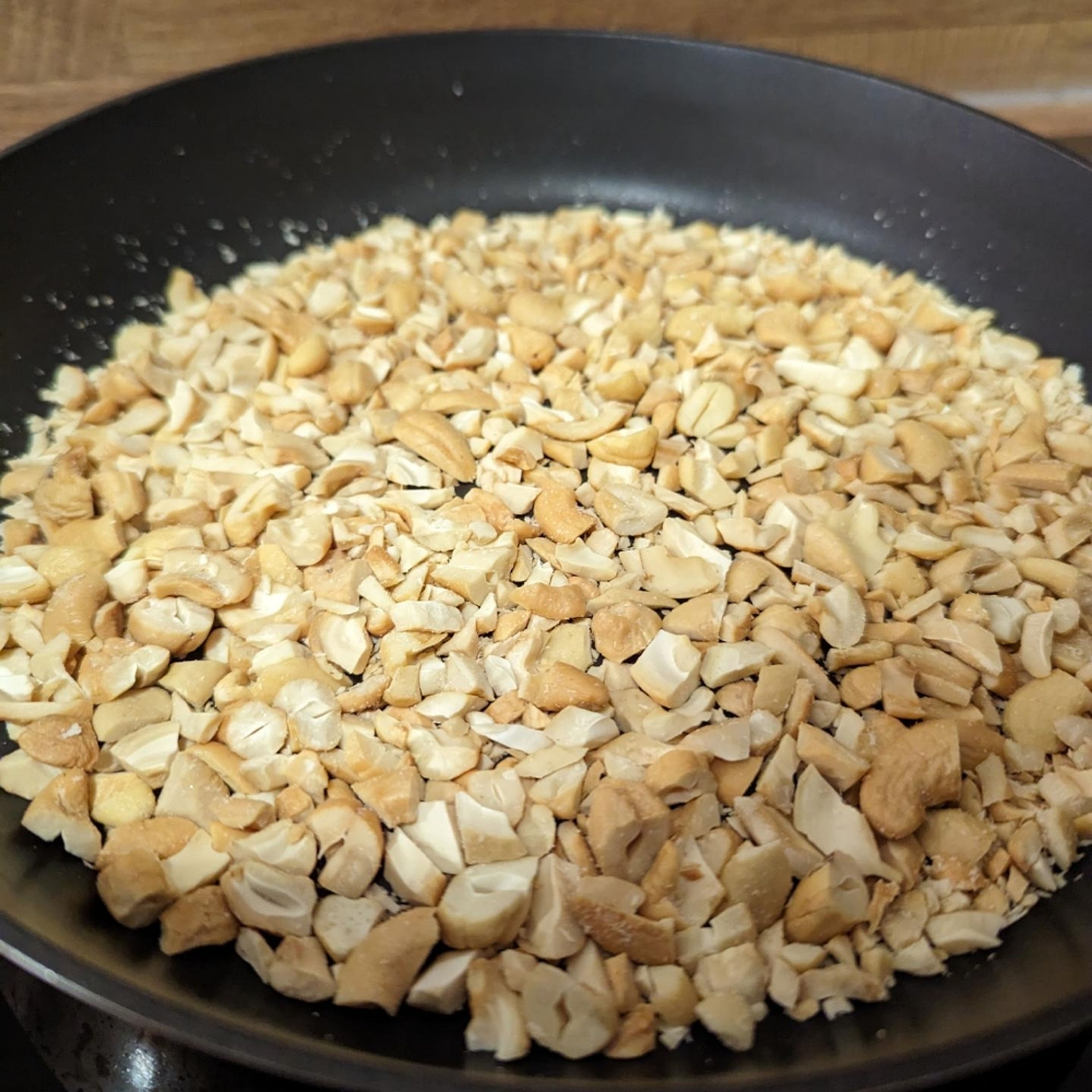 Reis nach Packungsanleitung kochen. Cashewkerne grob hacken und 1-2 Minuten bei mittlerer Hitze anrösten, zur Seite stellen. Sesam 30 Sekunden bei mittlerer Hitze anrösten, bis er leicht braun ist, ebenfalls zur Seite stellen.