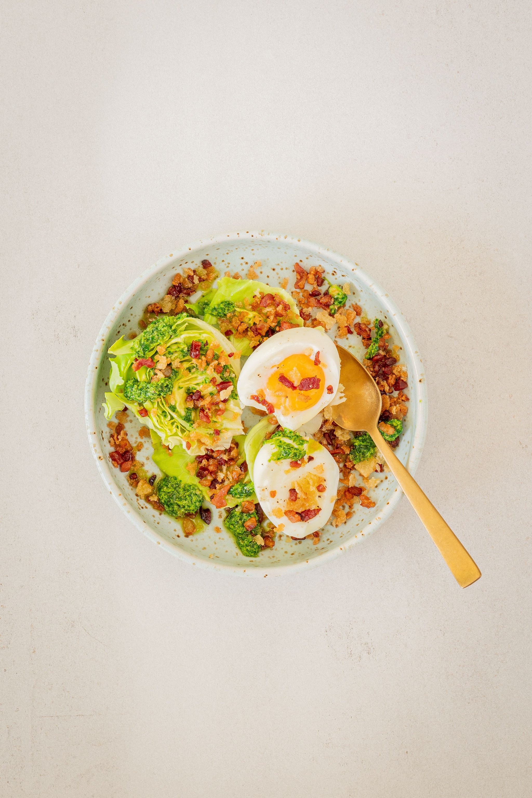 Lettuce hearts with pesto, egg and bacon crumble Recipe Kitchen Stories