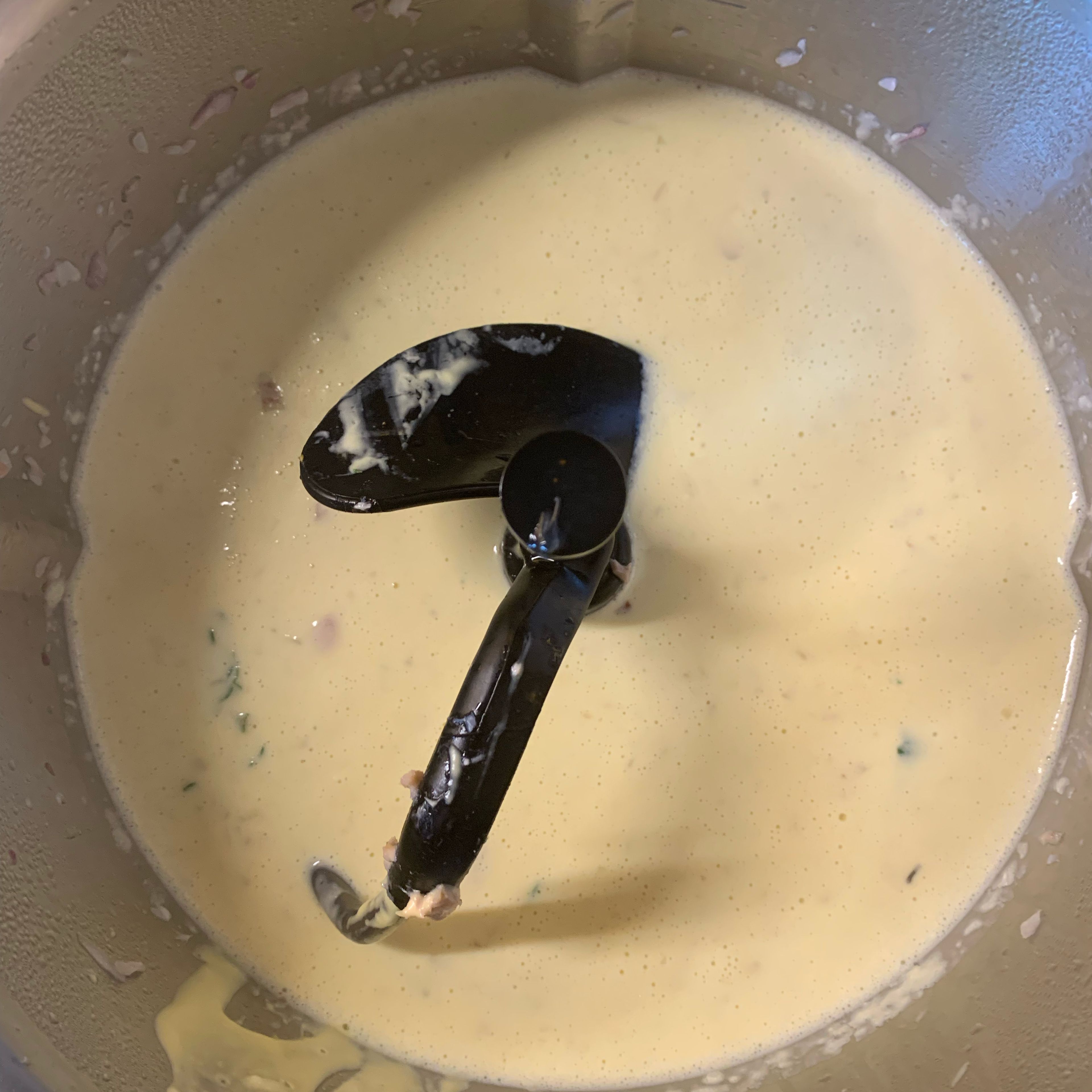 Anschließend Sauce Hollandaise sowie den Thunfisch ohne Wasser und die Milch zugeben. Mit Kräutern verfeinern, zum Beispiel Thymian oder Zitronenminze. Für die Säure den Saft einer Zitrone ebenfalls hinzufügen. Den Deckel, ohne Messbecher, schließen und köcheln lassen (3D-Rührer | Stufe 3 | 95°C | 5 Minuten).