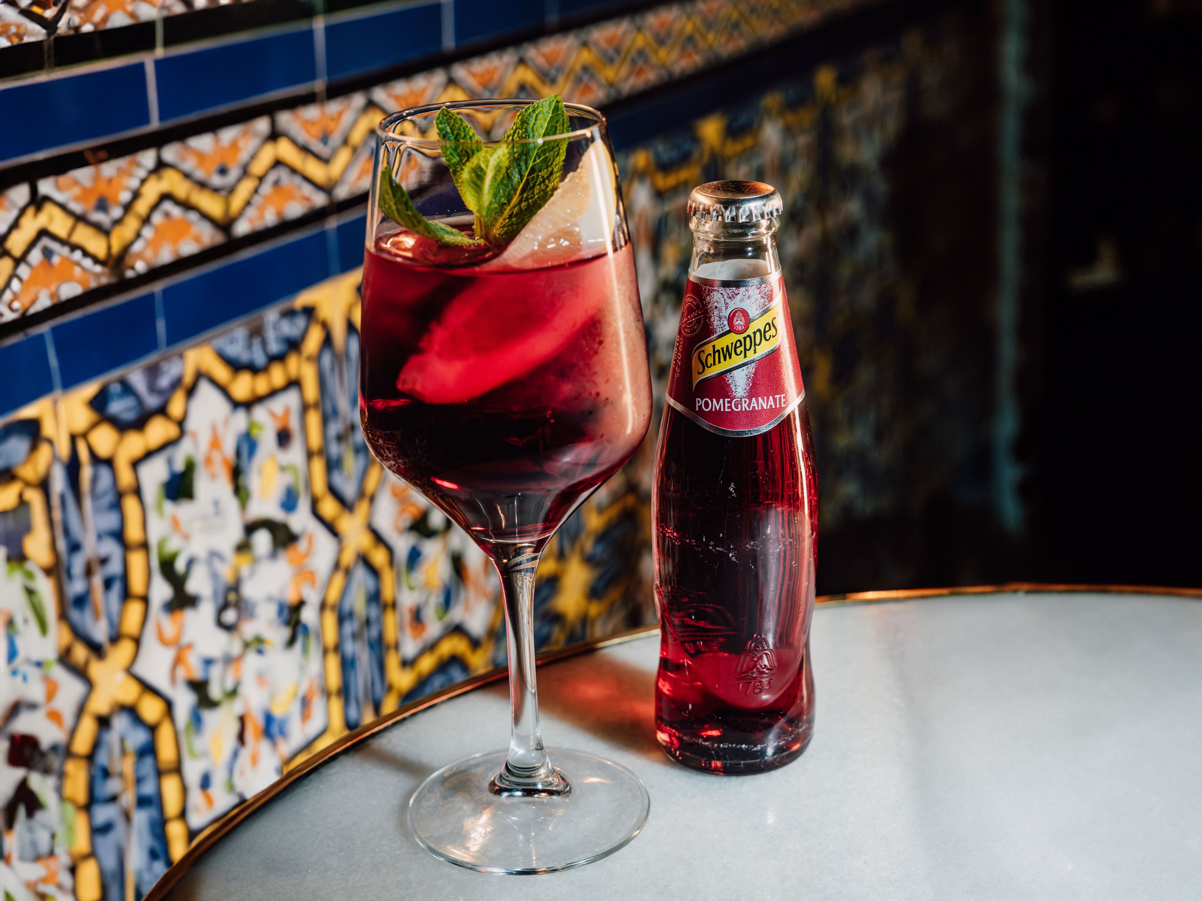 Martini Bianco in ein mit Eis gefülltes Glas geben und mit Schweppes Pomegranate auffüllen. Mit einer Zitronenspalte und etwas Minze garnieren und genießen.