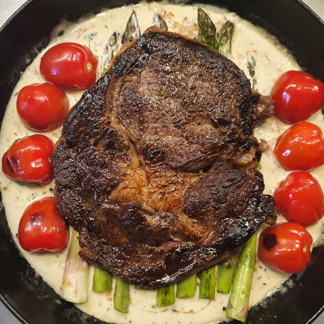 Oneskillet steak and asparagus with creamy tarragon sauce Recipe