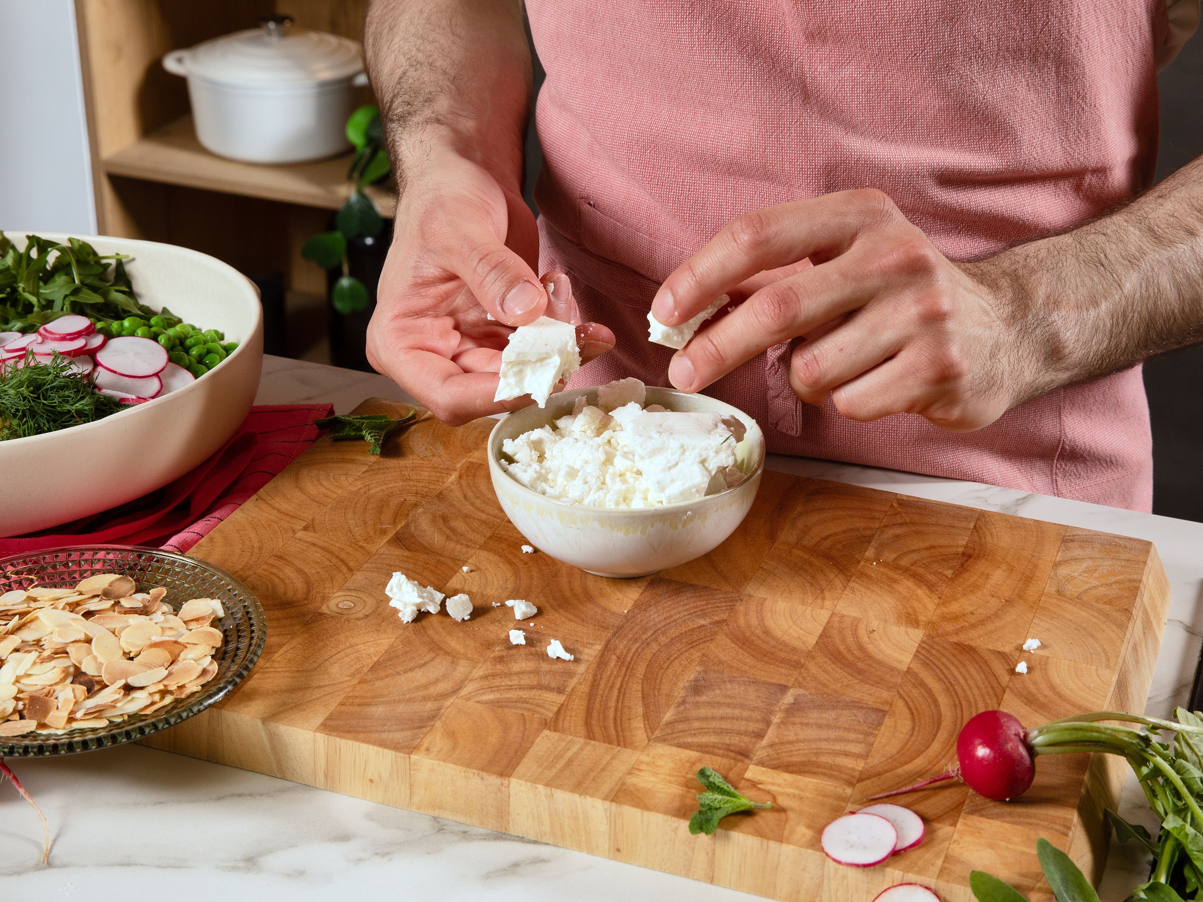 Rucola, Minze und Dill grob hacken und unter den Couscous mischen. Radieschen in dünne Scheiben schneiden und zusammen mit gerösteten Mandelblättchen darübergeben. Feta in einer kleinen Schüssel zerbröseln und beiseitestellen.