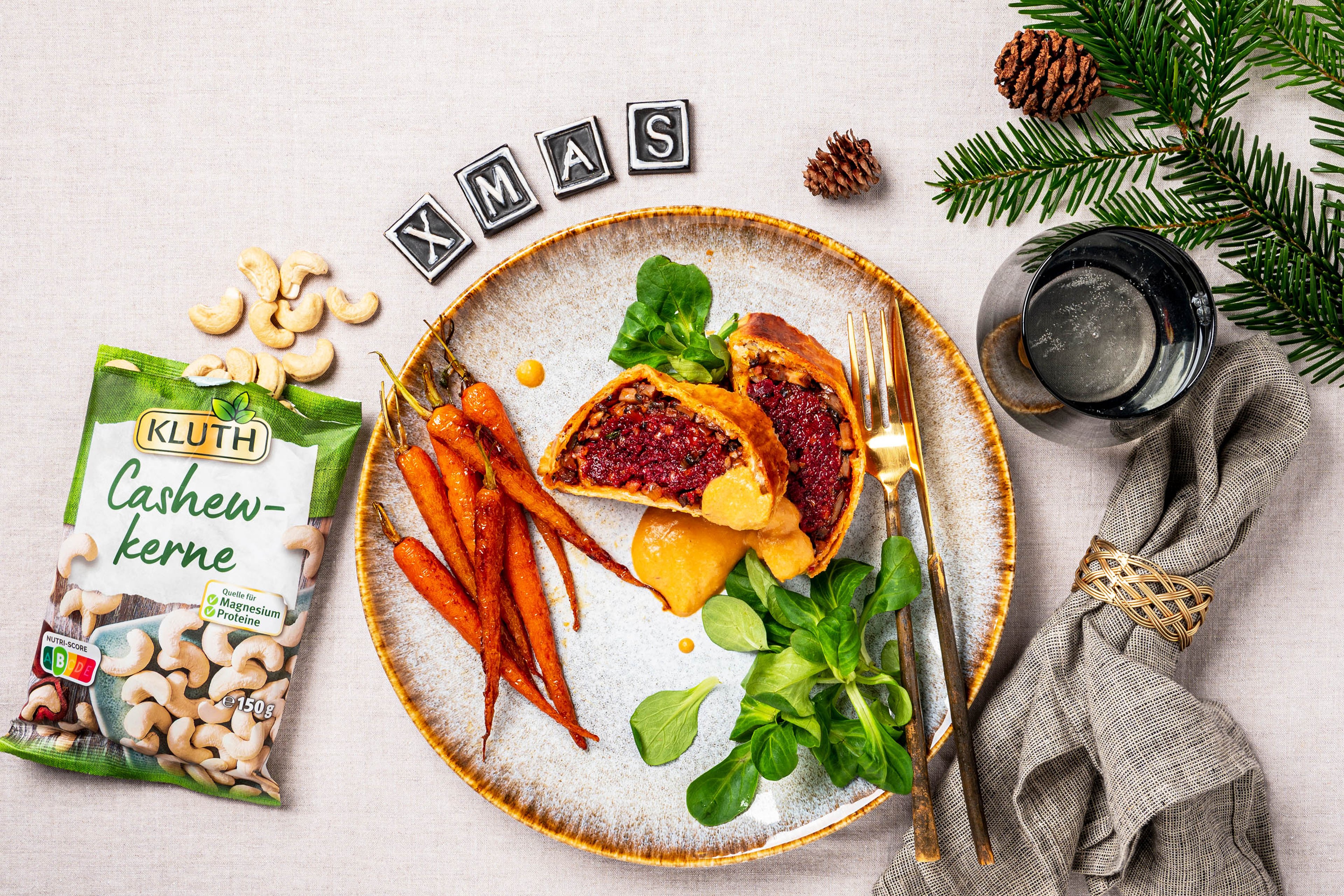 Beet-Wellington mit bunten Möhren und Cashew-Sauce