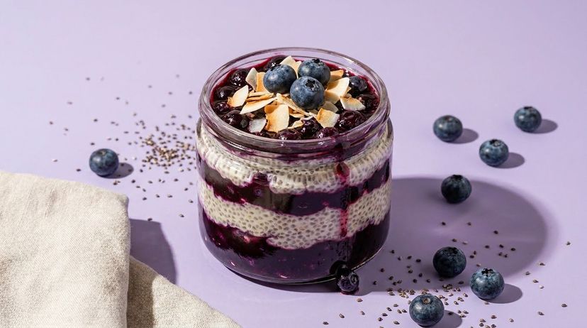 Fruchtiger Chia-Pudding mit Blaubeeren für einen entspannten Morgen
