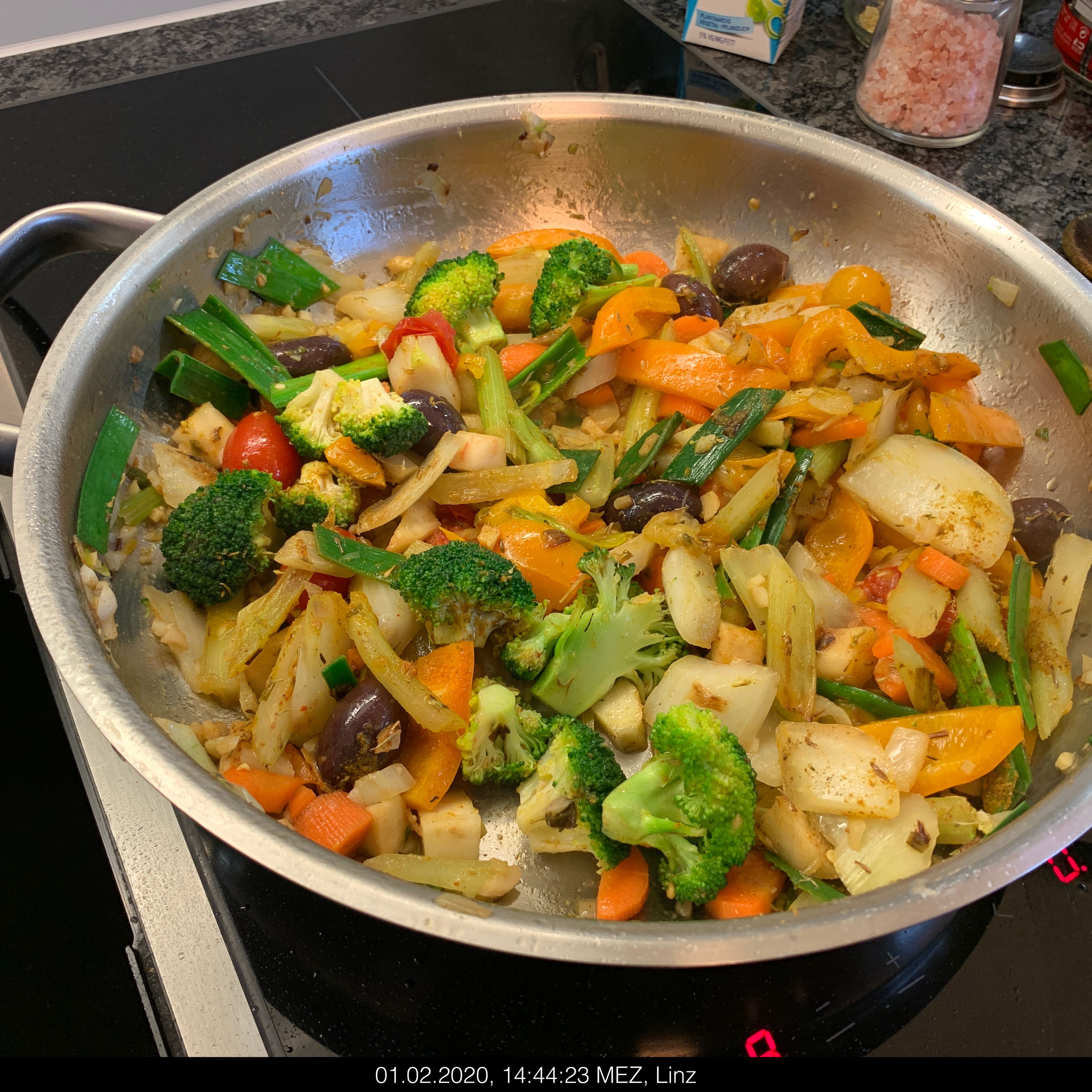 Alle Zutaten in die Pfanne hinzufügen und mit etwas Soya Cuisine oder Obers angießen und bei mehrfachem umrühren heiss anbraten.