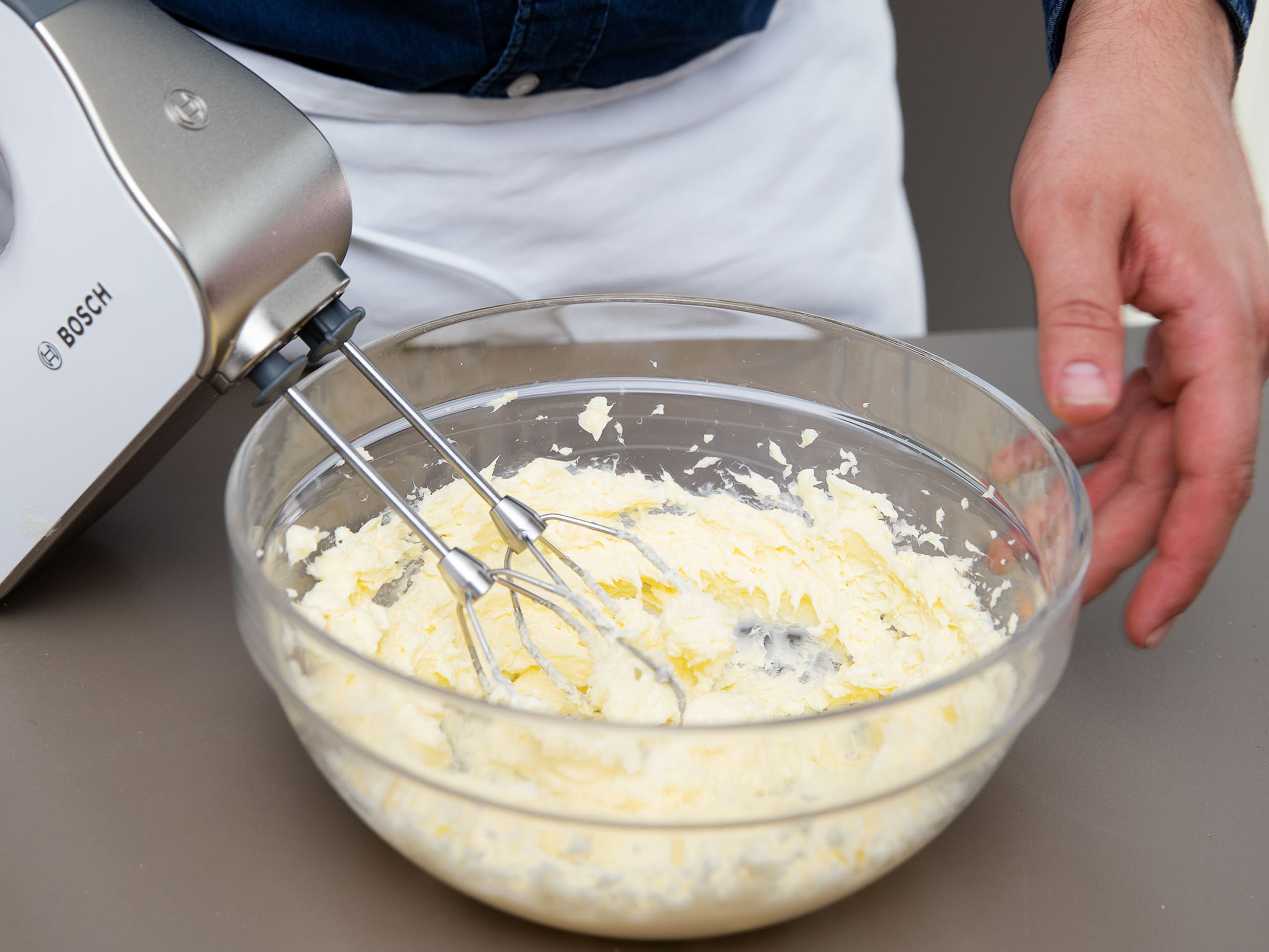 Mehl, Weinstein und Backnatron in eine Schüssel sieben. Salz dazugeben und vermengen. Butter und einen Teil des Zuckers mit einem Handrührgerät aufschlagen, bis die Mischung fluffig und hell wird. Die Eier einzeln unterrühren. Mehlmischung dazugeben und vermengen, bis ein glatter Teig entsteht. Ca. 1 Std. im Kühlschrank ruhen lassen.