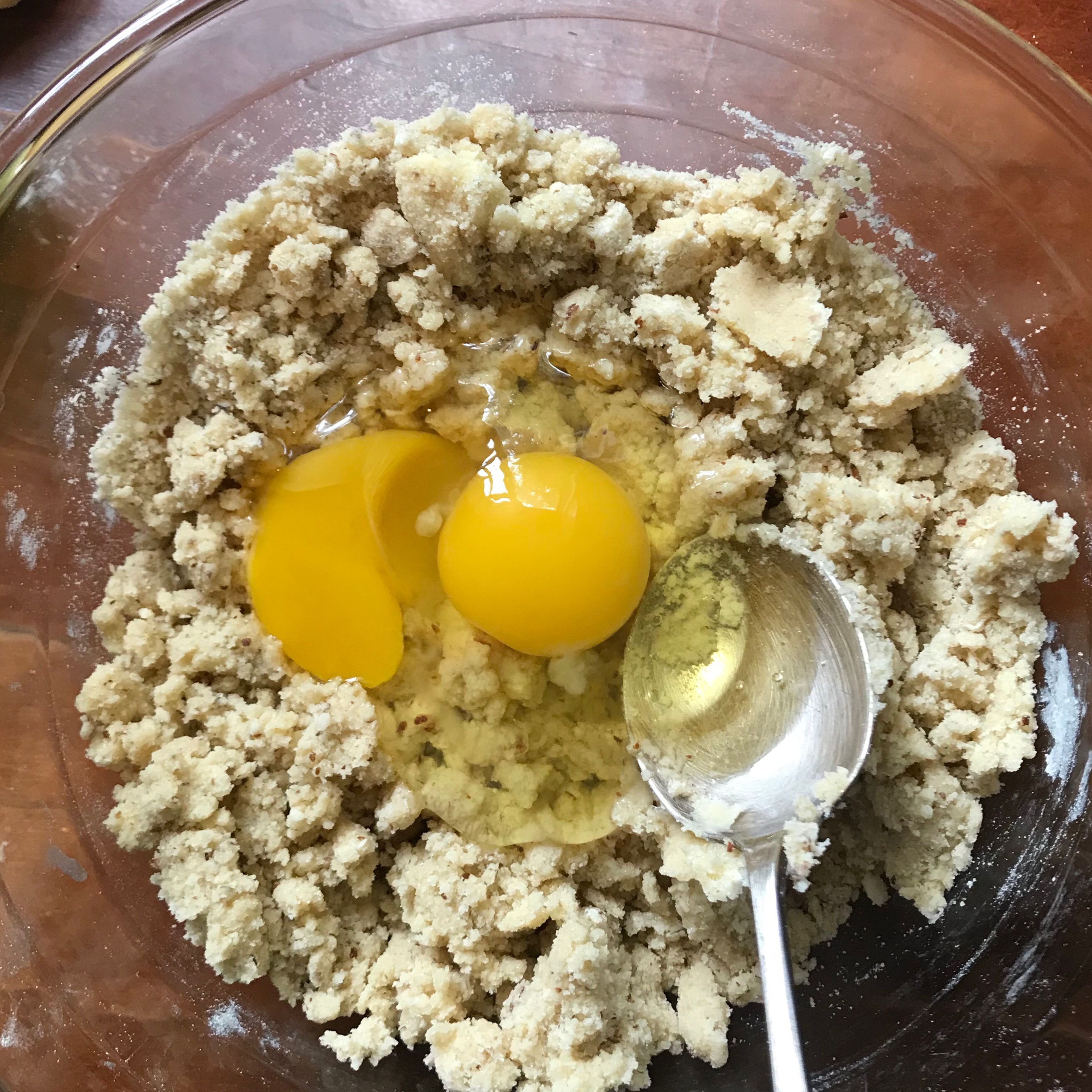 Break the eggs and mix with the spoon
