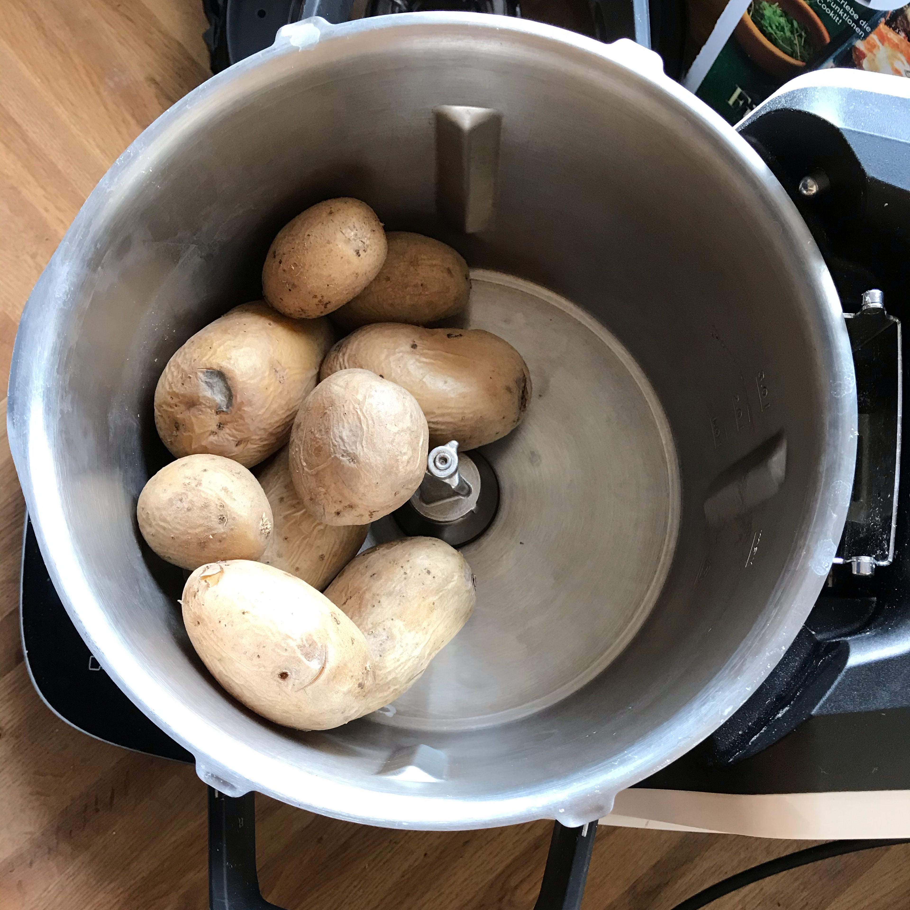 Kartoffeln mit Hilfe der Cookit-Automatikfunktion, bei geschlossenem Deckel, ohne Messbecher, gar kochen.