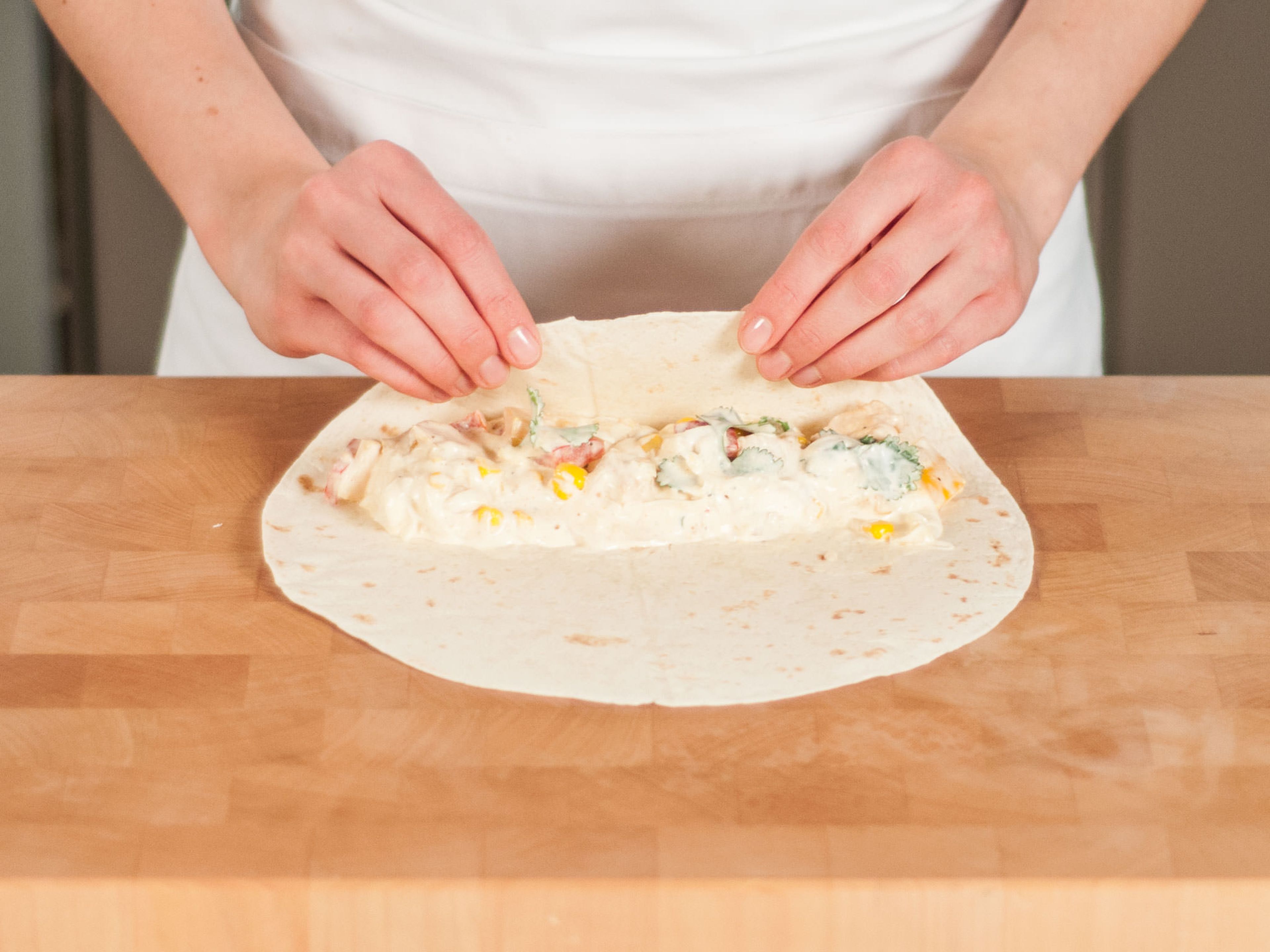 Tortillas befüllen und fest einrollen. Dann die zusammengerollten Enchiladas in einer Auflaufform anordnen. Mit dem restlichen Käse bestreuen und im Backofen bei 160°C ca. 8 – 10 Min. überbacken, bis der Käse geschmolzen ist. Sofort genießen!