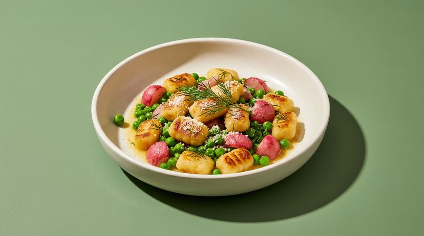 Gebratene Gnocchi mit Radieschen und Erbsen in Zitronenbutter