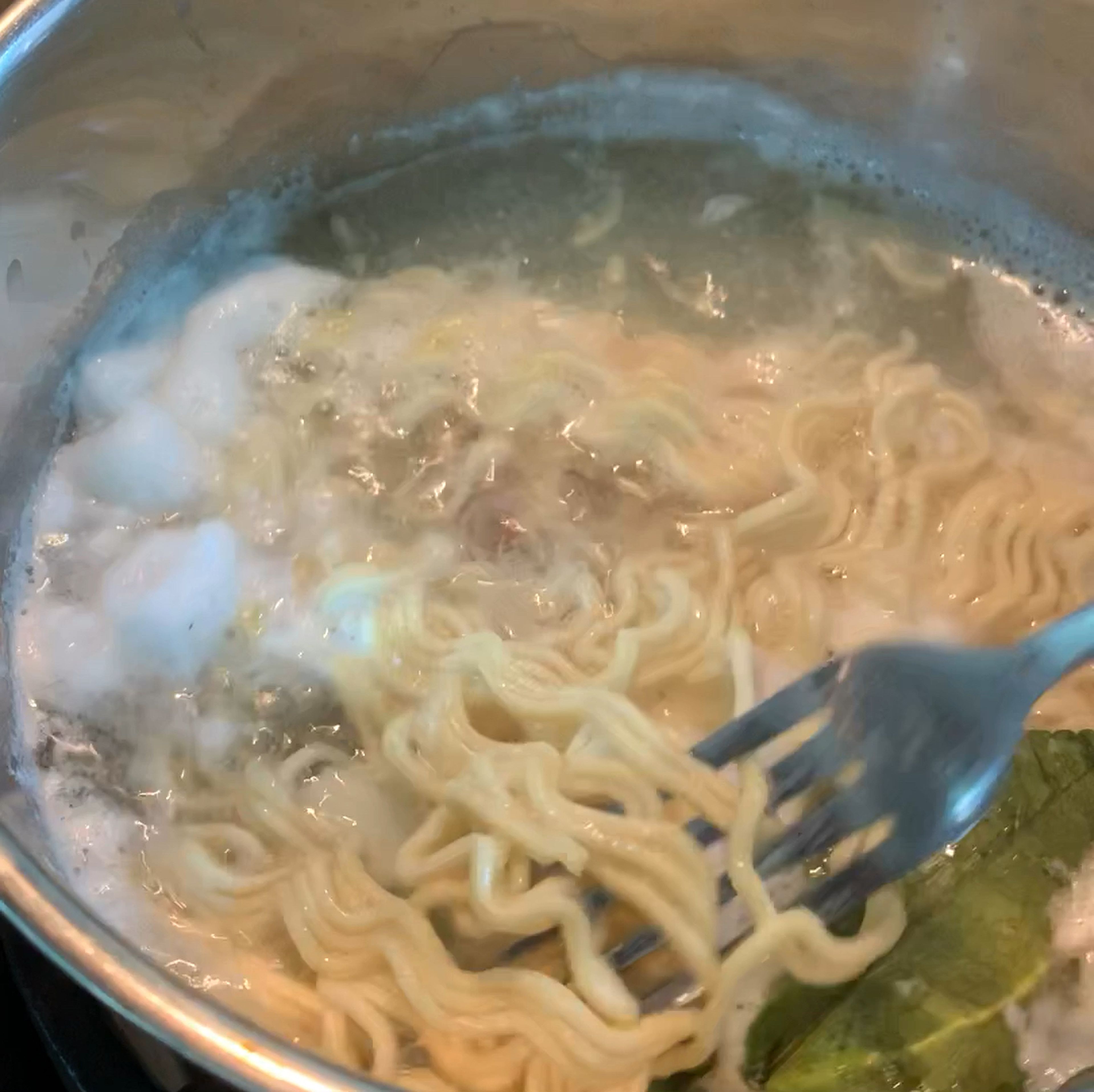 Add kaffir lime leaves and tomatoes. Cook for another 2 minutes.