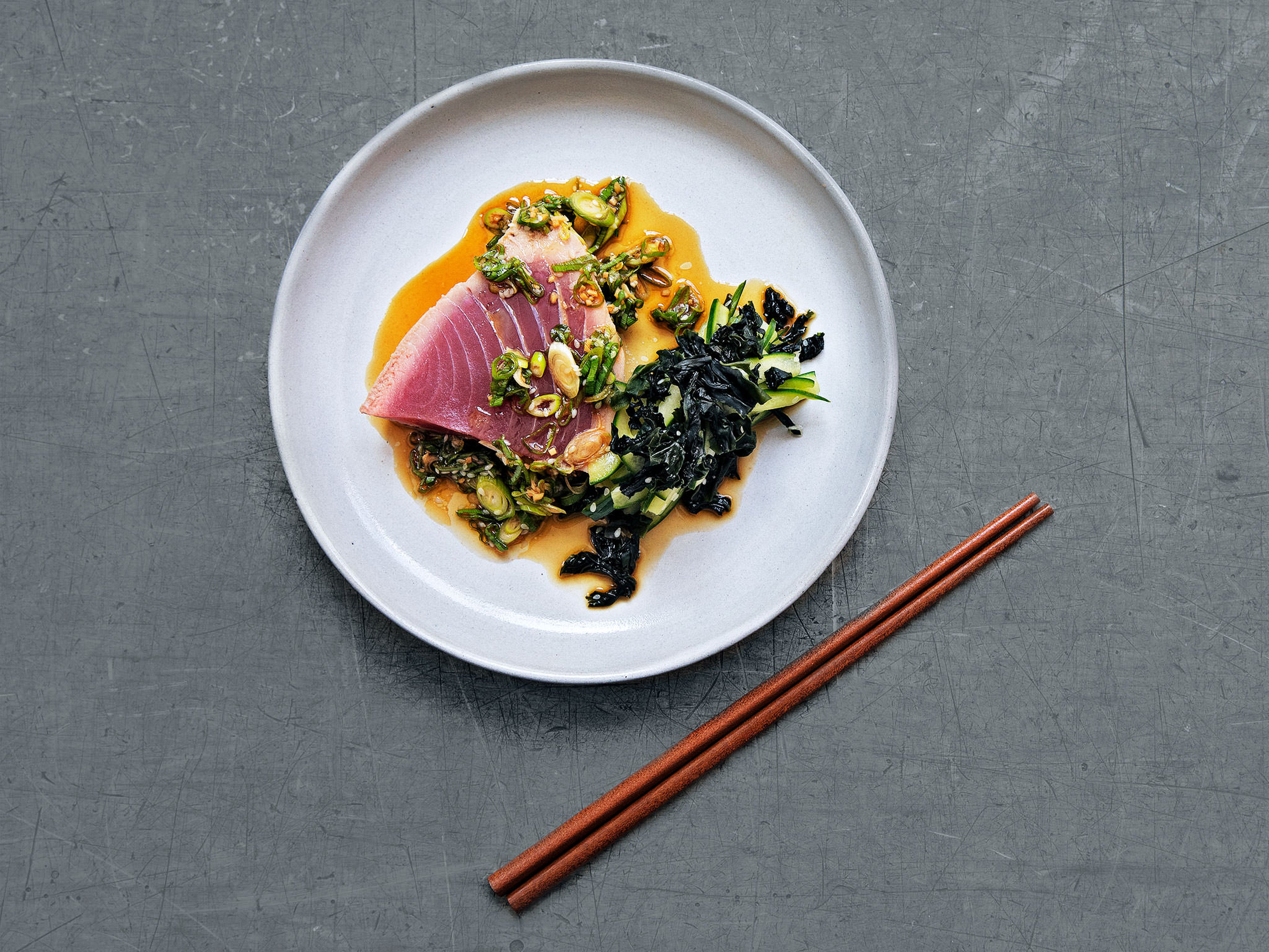 Tuna tataki with cucumber-seaweed salad