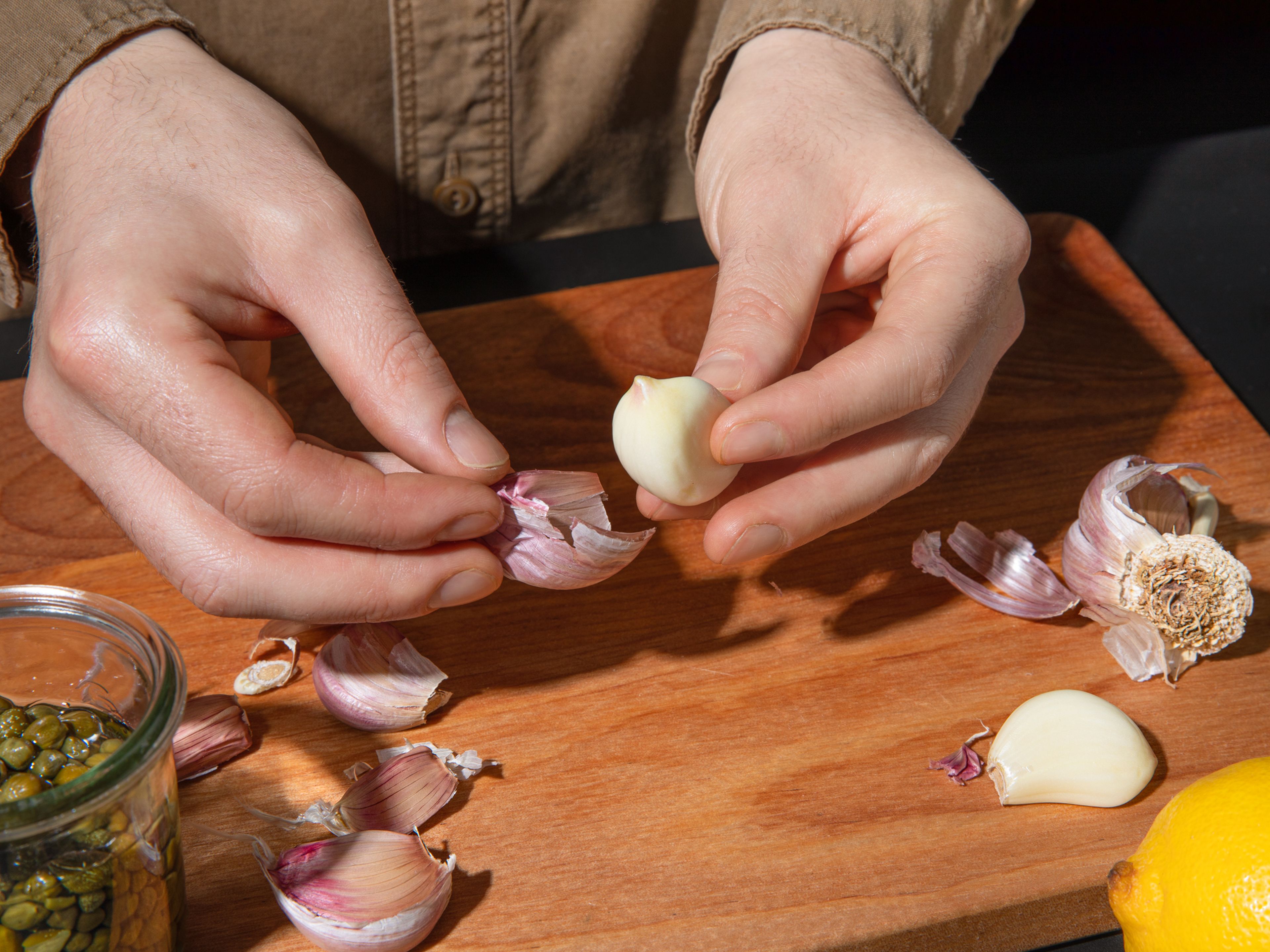 Den Backofen auf 180° Grad vorheizen. In einem weiteren Topf die Butter und das Olivenöl zusammen mit den Knoblauchzehen und dem Rosmarin erhitzen. Bei mittlerer bis geringer Hitze ziehen lassen, während die Kartoffeln kochen.
