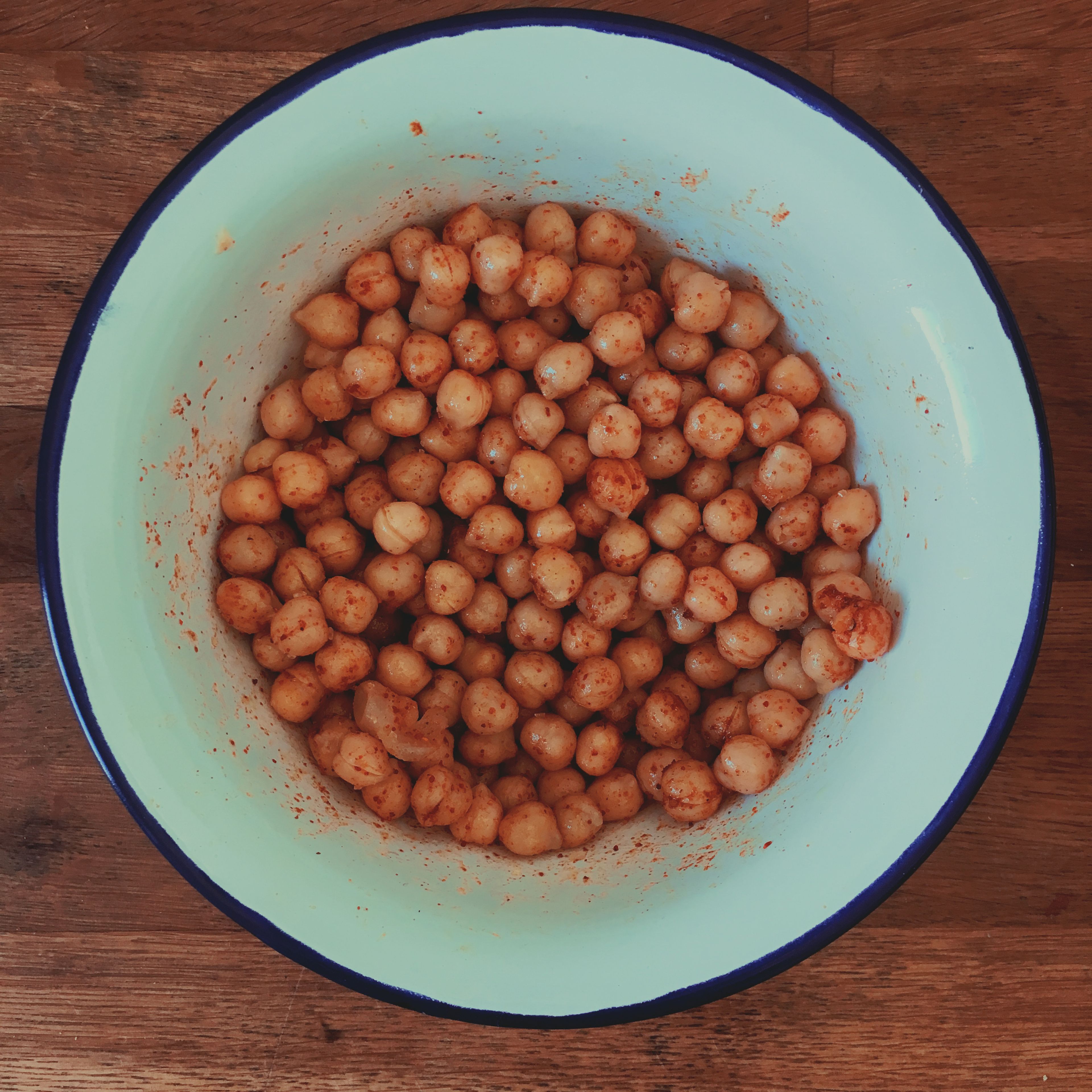 Drain chickpeas and dry them with a kitchen towel. Mix chickpeas with olive oil, sweet paprika powder, cayenne pepper, salt, and pepper. Transfer to a baking sheet and bake at 180°C/355°F for approx. 25 min., or until crispy. During the last 5 min. of baking, add pita breads to the oven. Alternatively, you can toast them.