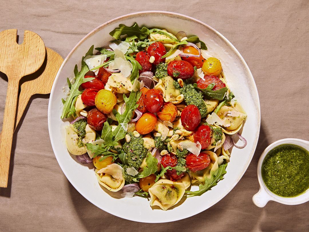 Einfacher mediterraner Tortellini Salat mit Pesto