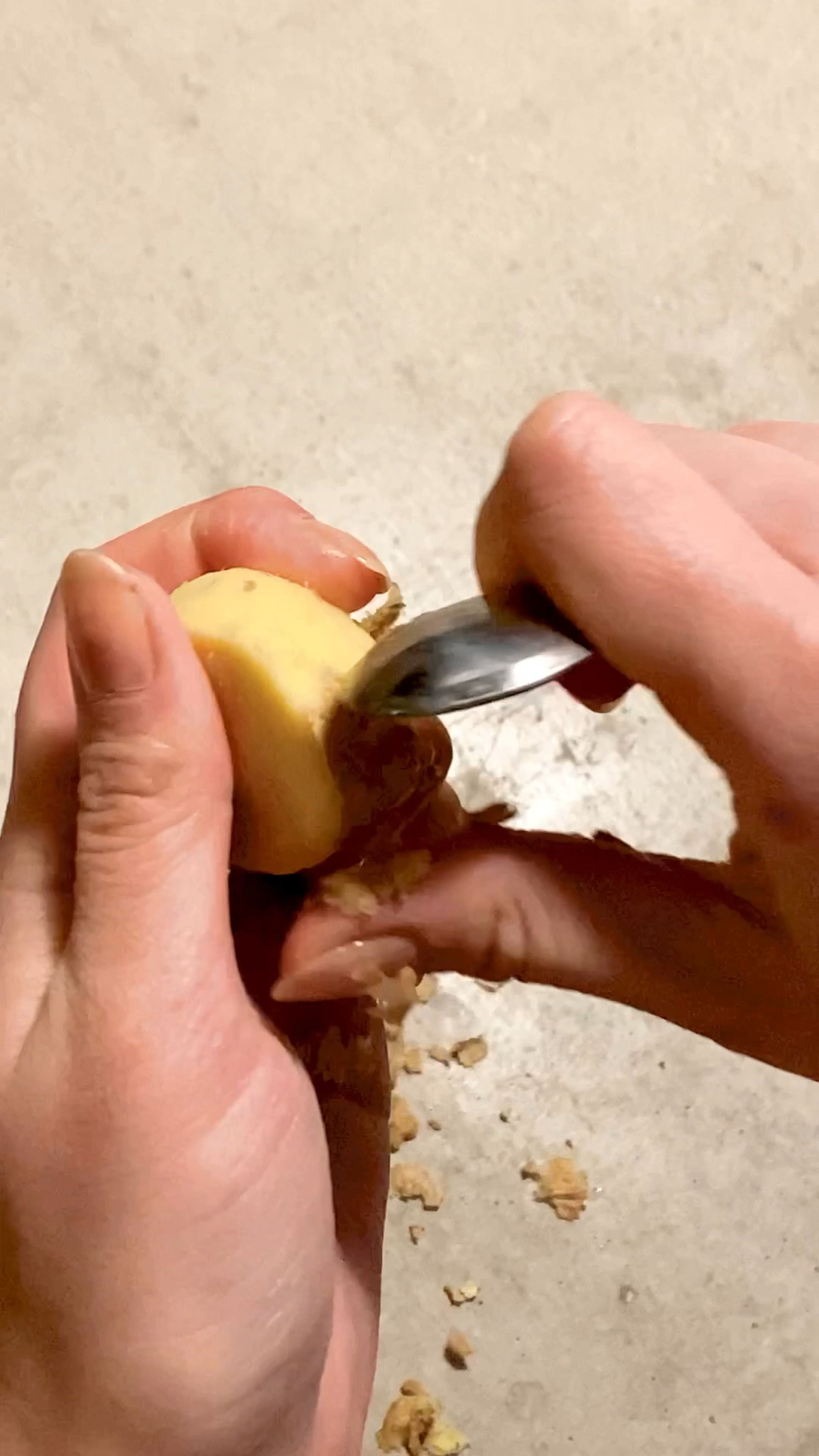 Als erstes den Reis kochen und ein Gemüse der Wahl gar dämpfen. Knoblauchzehen vorbereiten und Ingwer mit einem Löffel schälen (so schneidet man nicht zu viel weg)