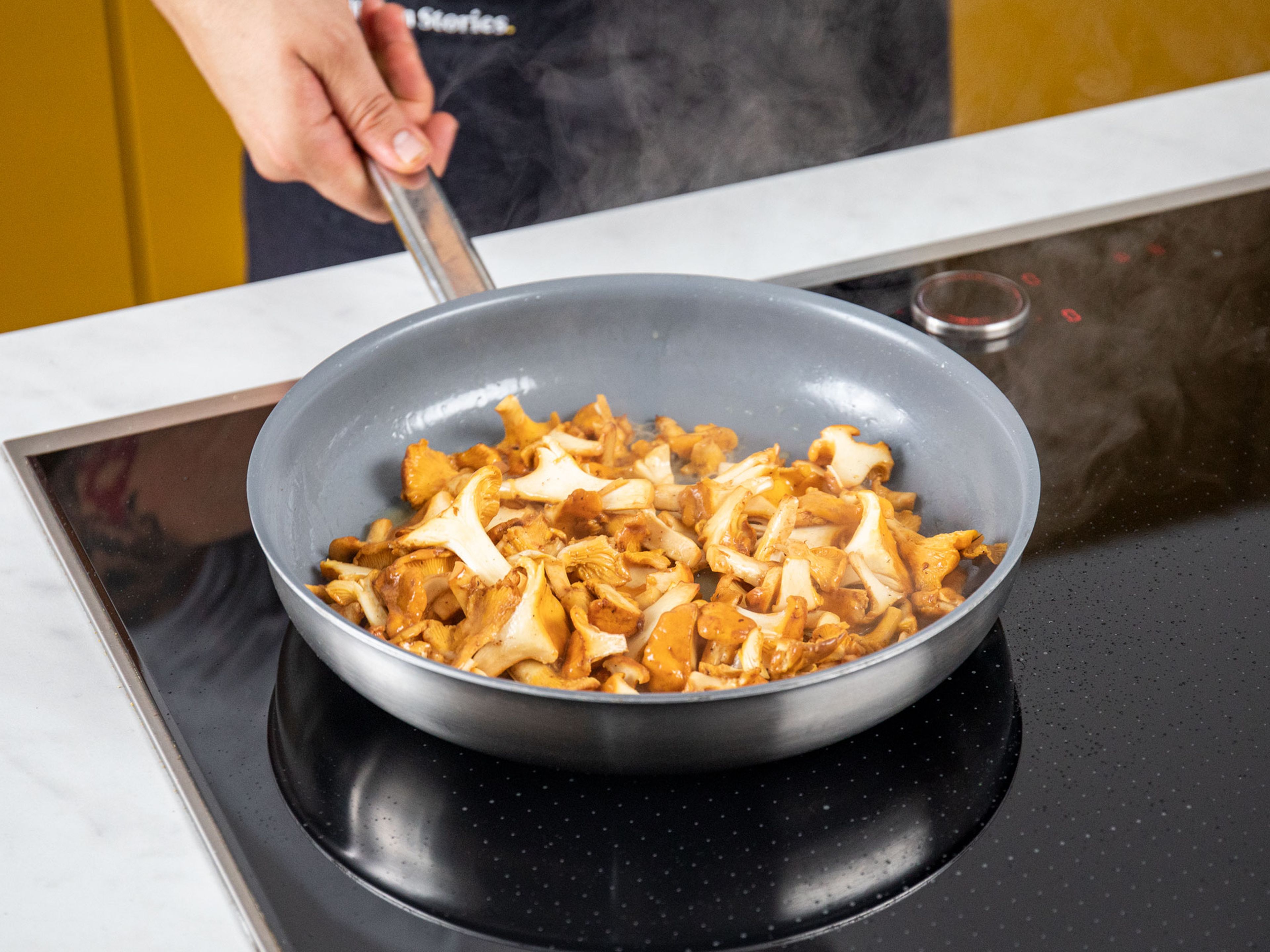 In the meantime, add butter to a frying pan over medium-high heat. Add chanterelle mushrooms and fry vigorously for approx. 8 min. Add onion, season with salt and pepper, and sauté until onion is tender, then remove from heat.