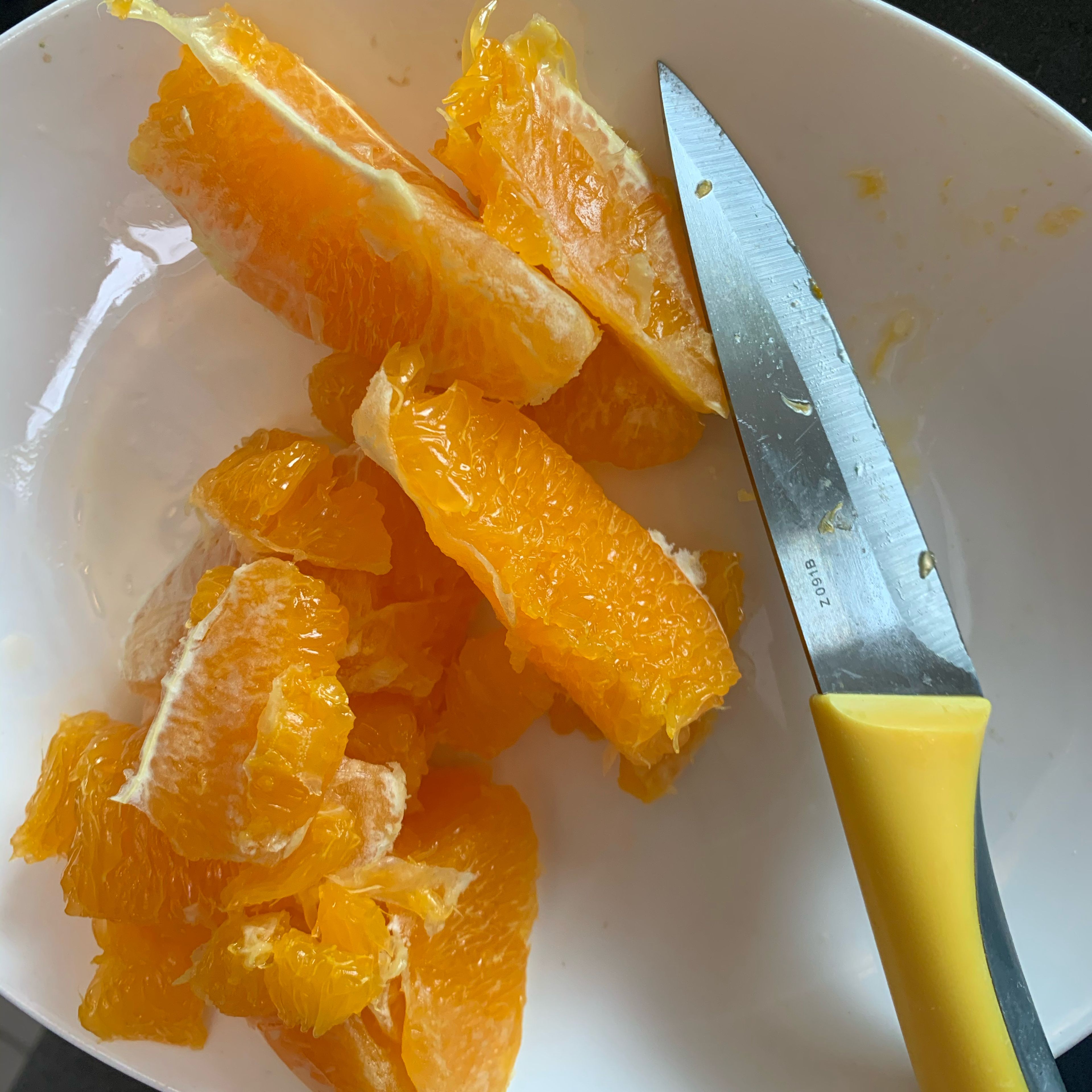 Schneide die Orange in mundgerechte Stücke (am besten drittelst du die einzelnen Segmente). Wasche die Himbeeren und Blaubeeren ab. Wenn du TK-Obst verwendest, taue es leicht an ohne es zu matschig werden zu lassen.