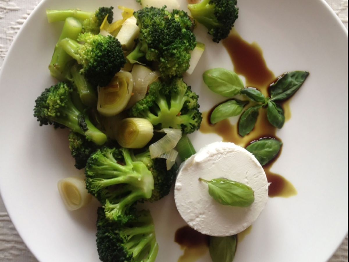 Green stir-fry with goat cheese and walnuts | Recipe | Kitchen Stories