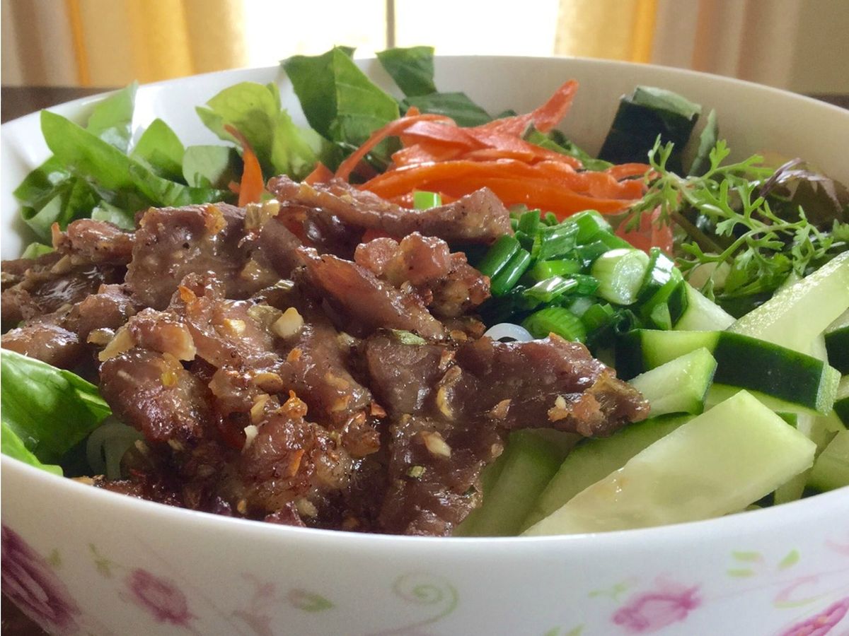Rice noodle bowl with roasted pork and vegetables | Recipe | Kitchen Stories