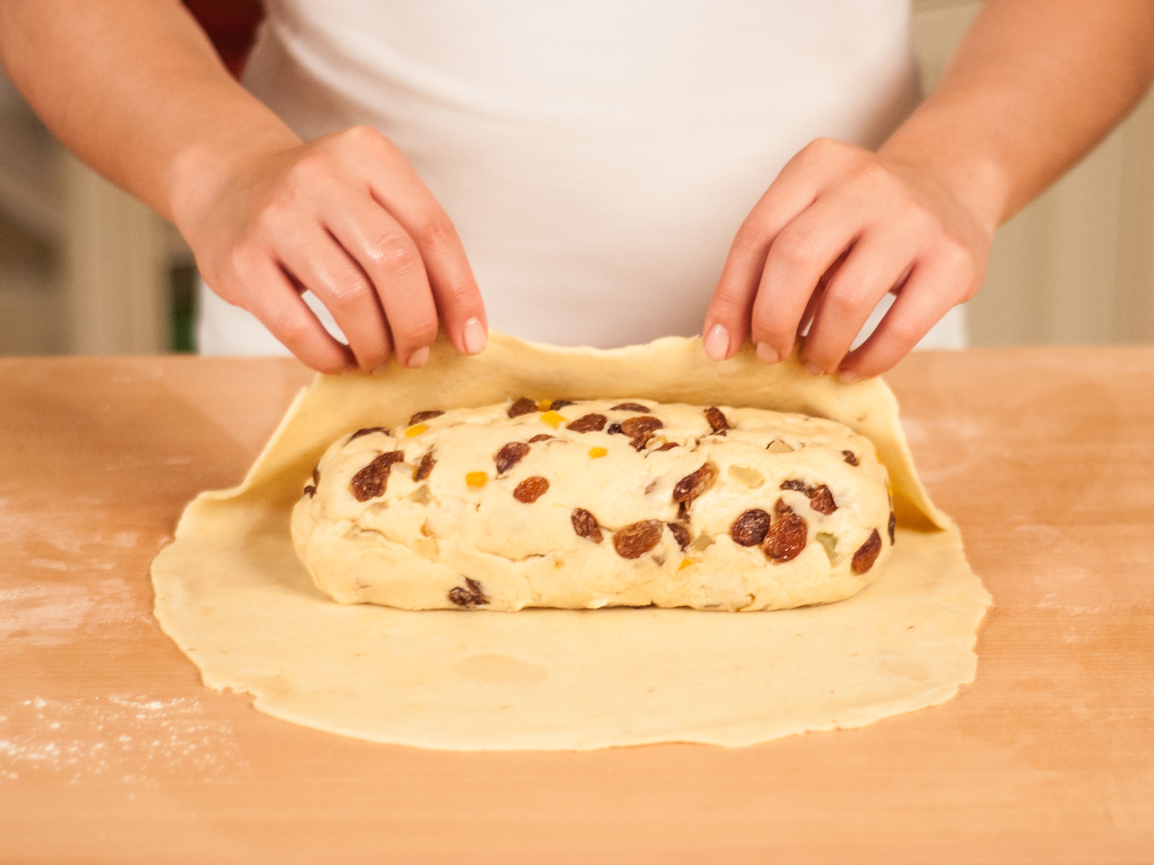 Place fruit dough onto the lower third of the oval and roll up. Tuck in overlapping sides. Transfer to a lined baking tray seam side down. Bake in a preheated oven at 180°C/355°F for approx. 40 min. until golden. Leave to cool for approx. 10 min. Before serving, brush with melted butter and sprinkle with confectioners’ sugar.