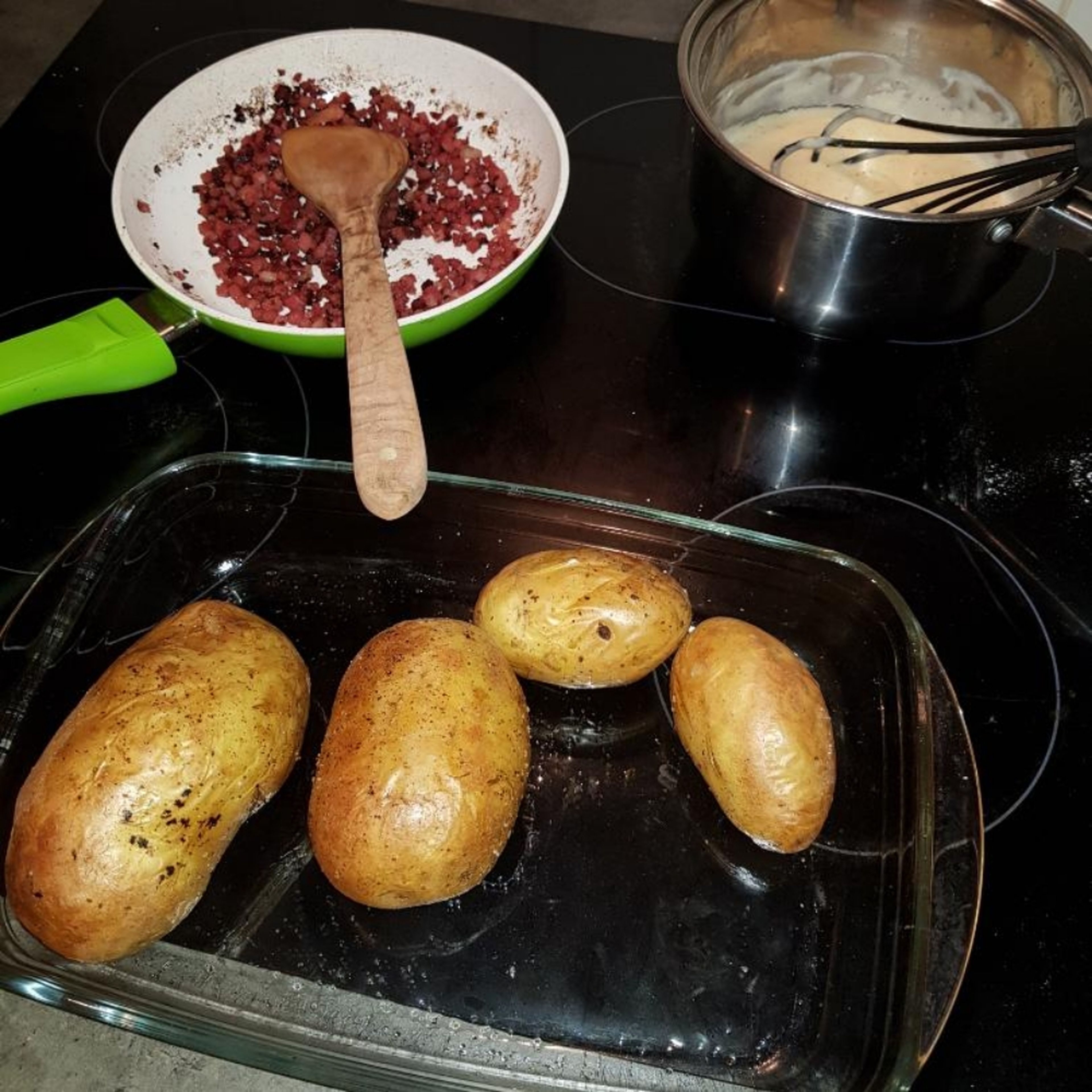 Zuerst die Kartoffeln abwaschen und in einer Auflauffrom mit Öl übergießen und ca 30-40 min im Ofen lassen