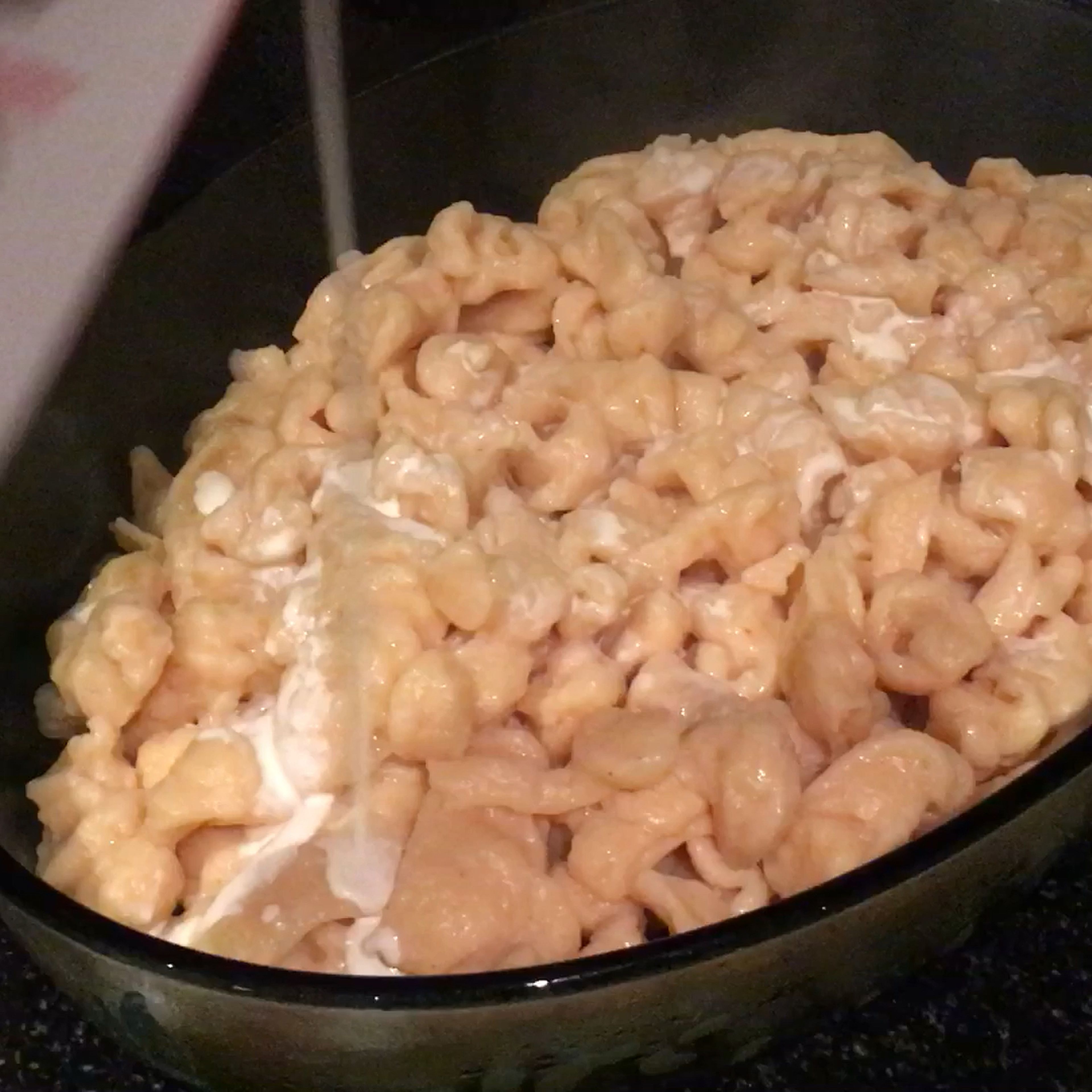 Fülle die Gnocchi in die Auflaufform und giesse den Rahm darüber.