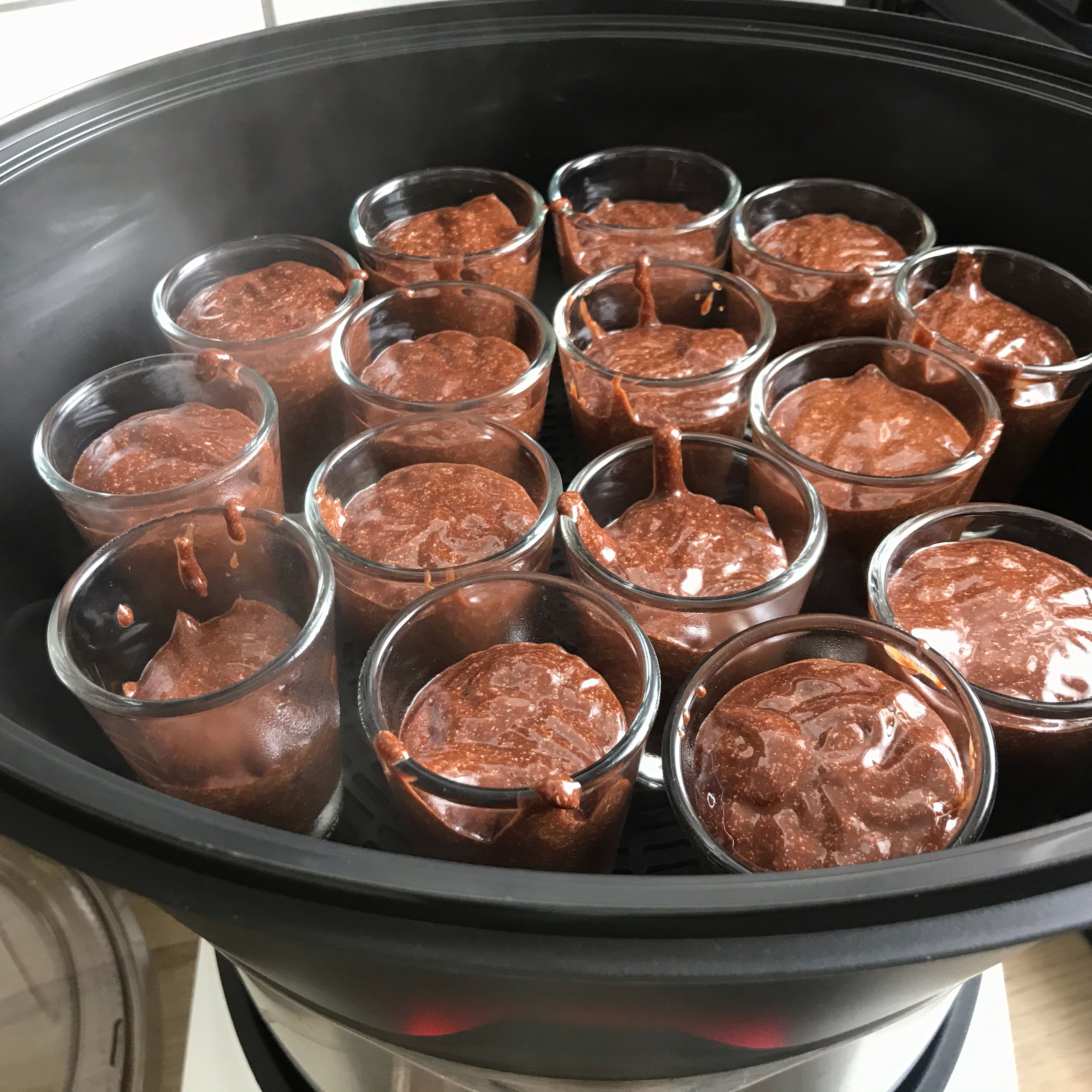 Den Zwillingsrührbesen entfernen und den Topf säubern. Zum Dampfgaren 800 ml Wasser einfüllen und den Dampfgaraufsatz einsetzen. Die befüllten Gläser einsetzen.