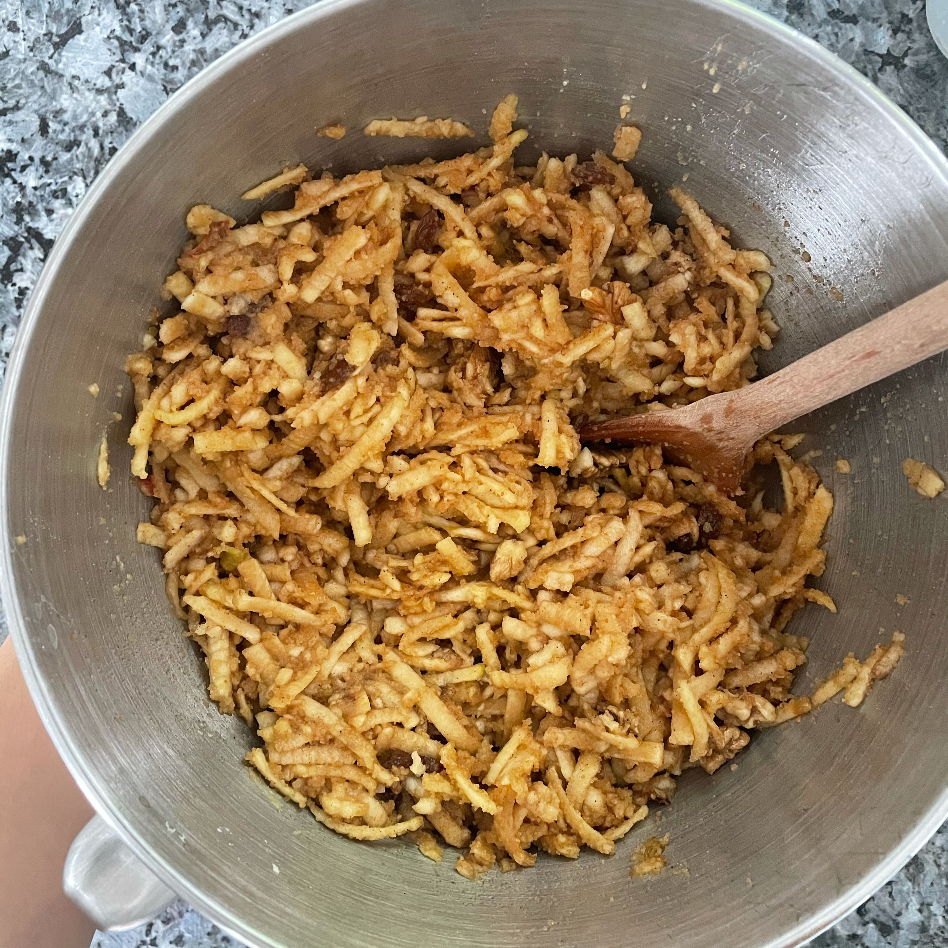 Zimt und Zucker, Rosinen, Zitronensaft, Nüsse, die geraspelten Äpfel und den Haselnuss Likör zu den Semmelbrösel hinzugeben und vermengen. 