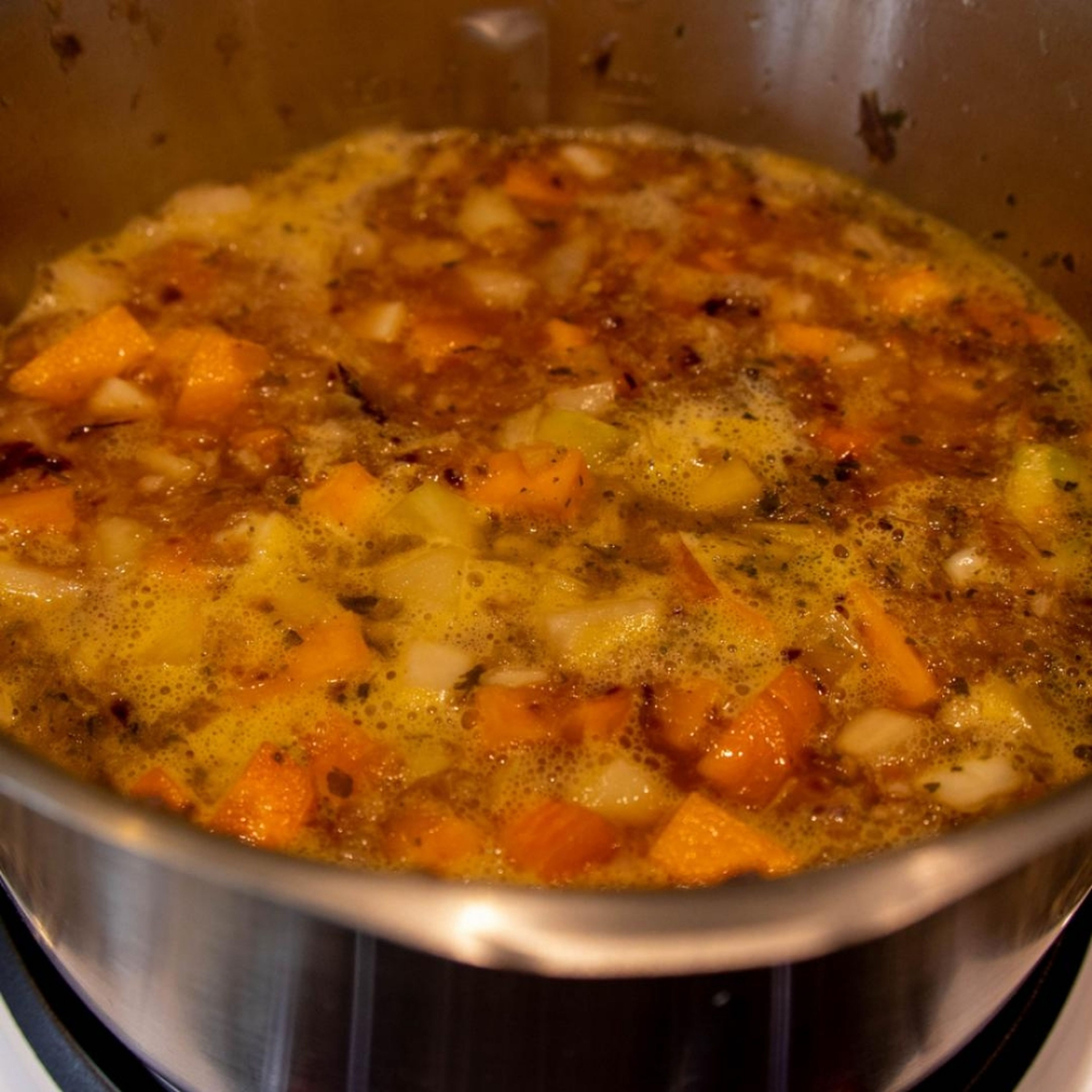 Mit Weißwein ablöschen. Brühe zugeben, Deckel ohne Messbecher schließen und alles weich garen (ohne Werkzeug | 95°C | 15 Min.). Inzwischen Fisch in mundgerechte Stücke schneiden. Anschließend Sahne zugießen, die Erbsen zugeben, Deckel ohne Messbecher schließen und für ca. 5 min kurz aufkochen (ohne Werkzeug | 95°C | 5 Min.). Danach die Temperatur auf 90°C stellen. Fisch zufügen und auch bei 90 Grad gar ziehen lassen, Deckel ohne Messbecher schließen. Dauer ca. 5 Minuten je nach Größe der Stücke (ohne Werkzeug | 90°C | 5 Min.). Nicht mehr kochen. Mit Salz, Pfeffer, Worcestershiresauce und Zitronensaft abschmecken.