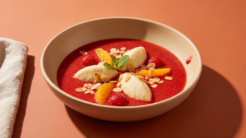 So schmeckt der Sommer: Erdbeerkaltschale mit Grießnockerln