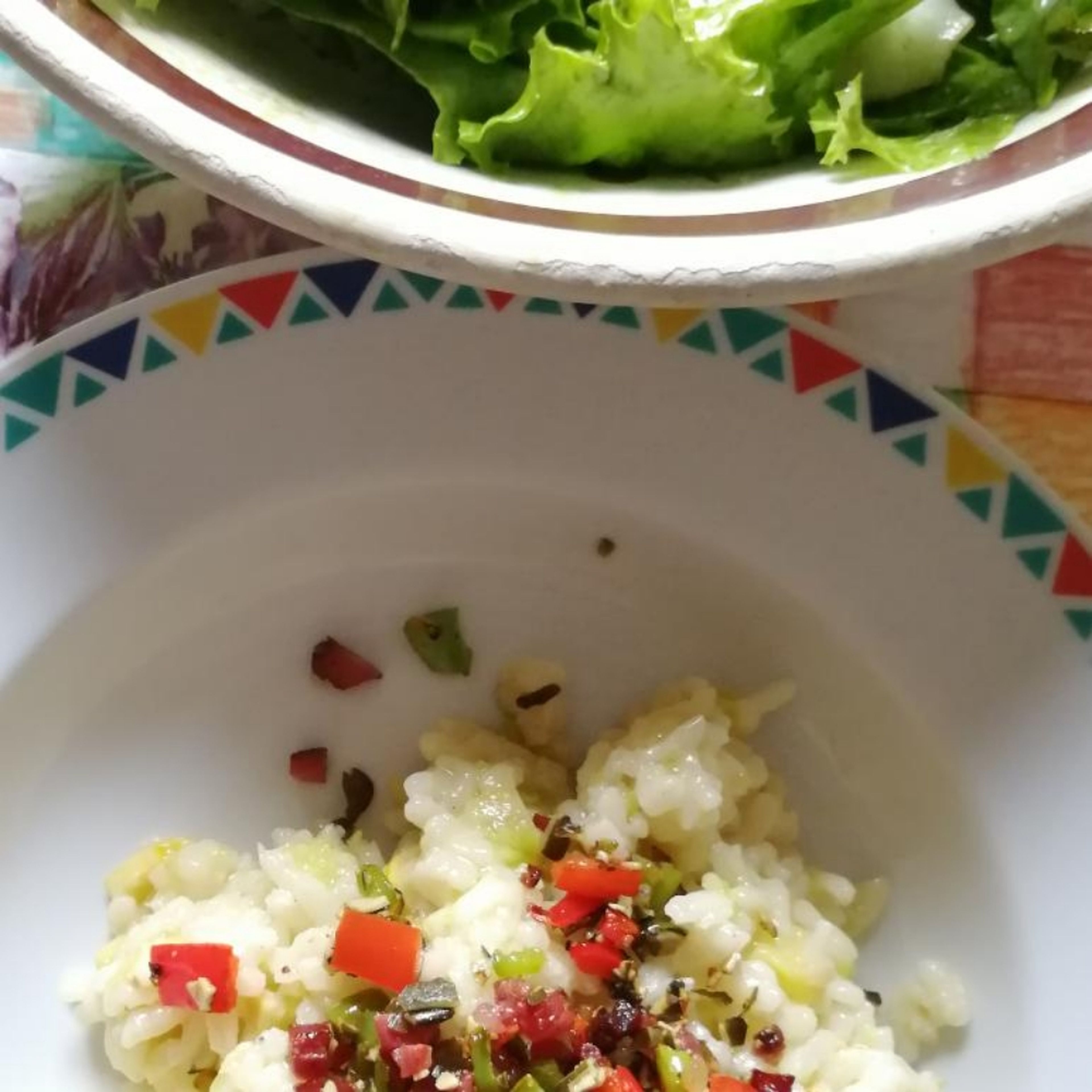 Risotto in tiefen Tellern anrichten, Specktopping darauf verteilen. Dazu passt gut ein Grüner Salat mit Kirschtomaten. Guten Appetit!