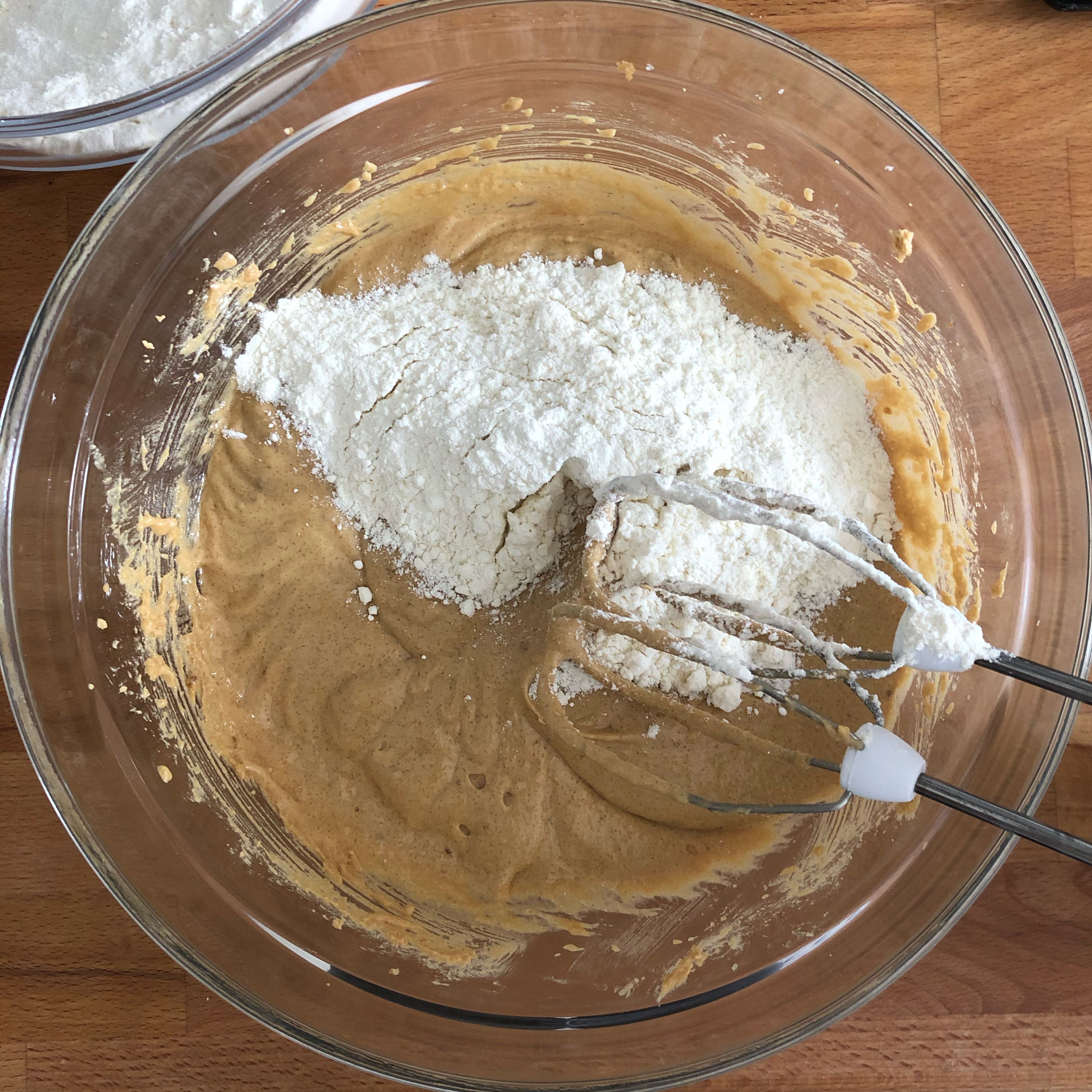 Miso und Tahini zur Butter-Zucker-Mischung hinzufügen und mischen, bis sich alles gut verbunden hat. Die Ränder der Schüssel abkratzen und erneut mixen. Ei und Vanille zugeben und einrühren, dann einen Teil der Mehlmischung hinzufügen und auf niedriger Geschwindigkeit unterrühren. Restliches Mehl hinzugeben und weitermixen, bis sich alles zu einer Masse verbunden hat.