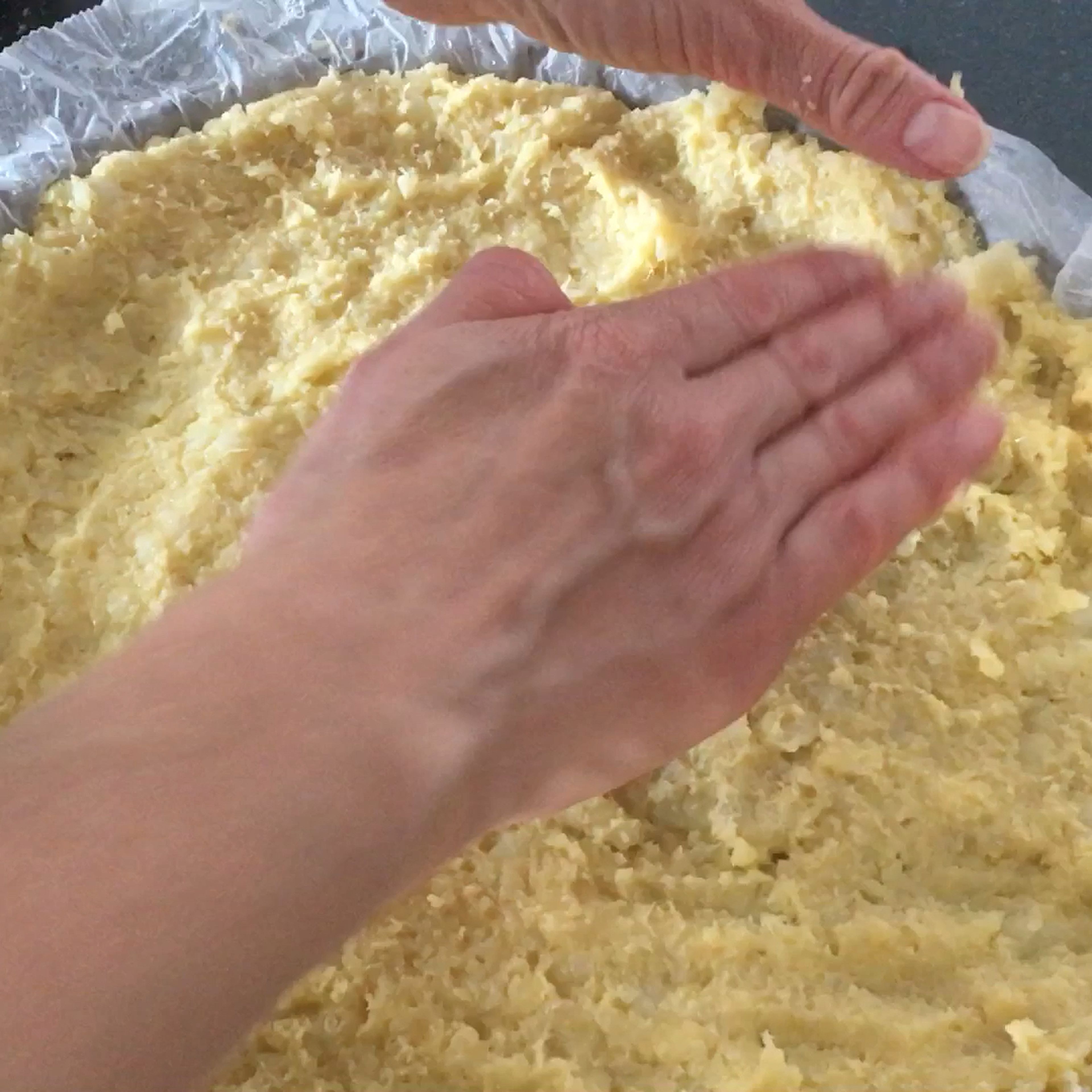 Heize den Backofen auf 220 Grad vor und verteile die Blumenkohlmasse gleichmässig auf einem Blech.
