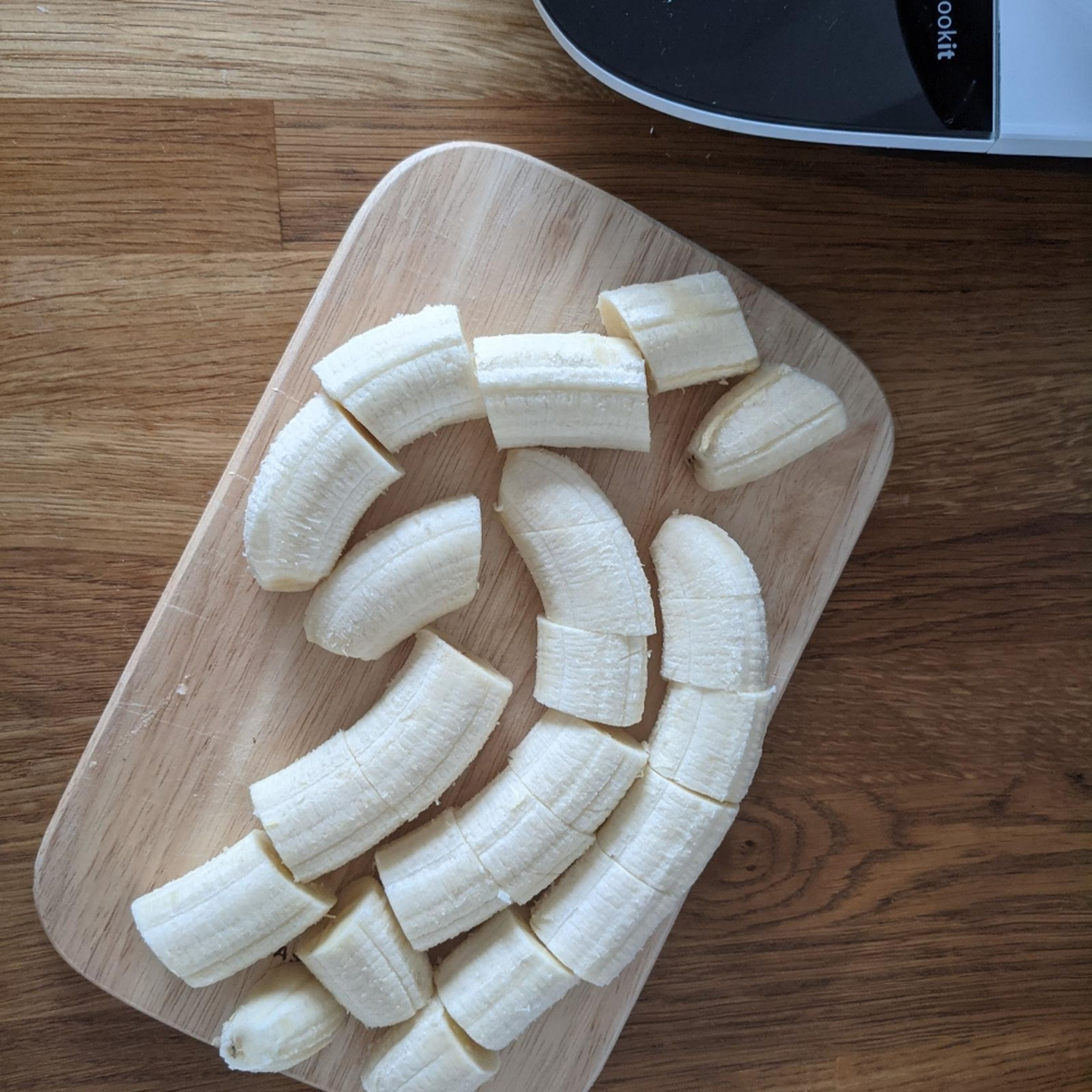 Die (reifen) Bananen in Stücke schneiden und in einer Frischhaltedose für mindestens 6 Stunden einfrieren.