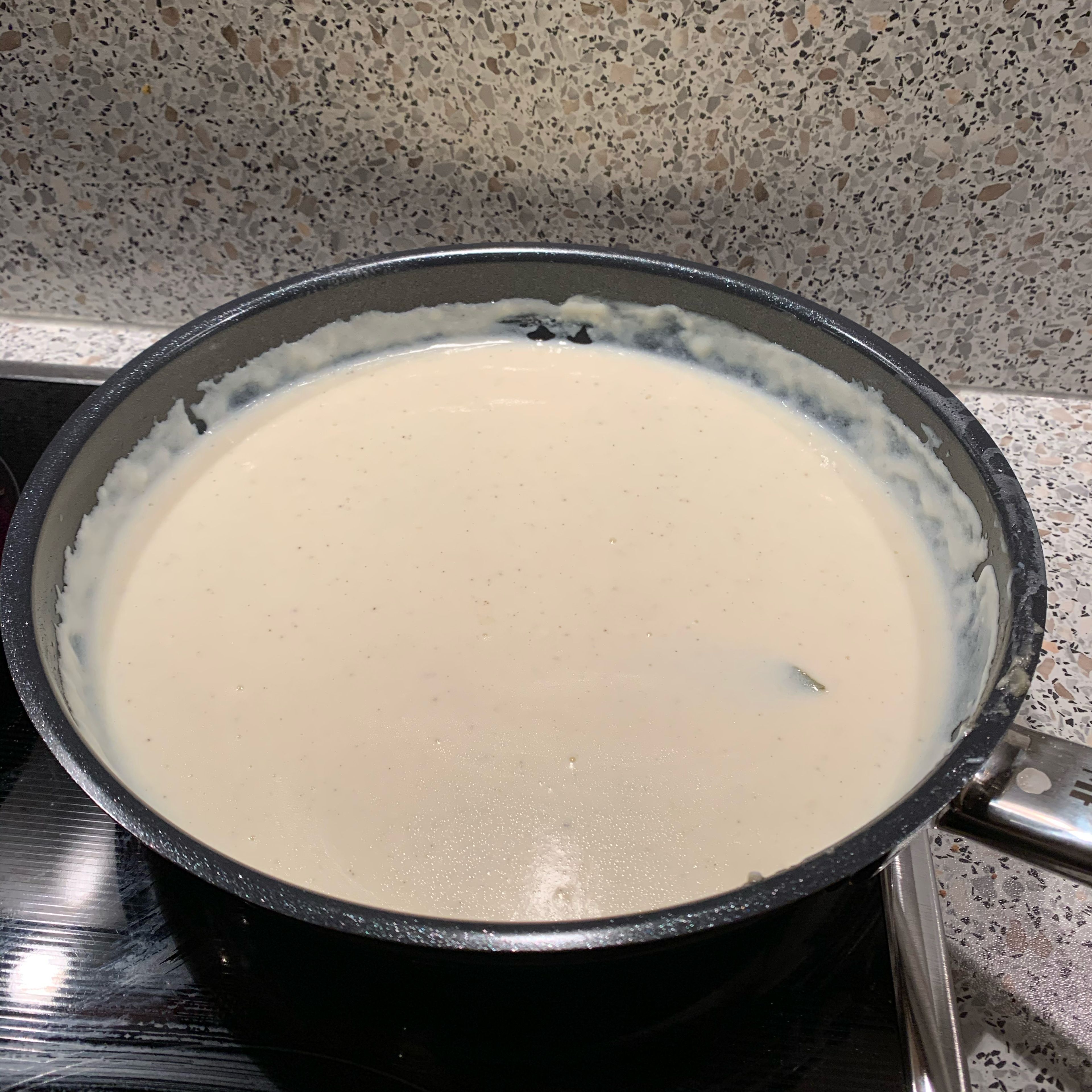 Die Sauce mit Salz und Pfeffer abschmecken. Dann das Lorberrblatt hinzulegen und bei reduzierter Hitze für ca. 5 Minuten köcheln lassen.