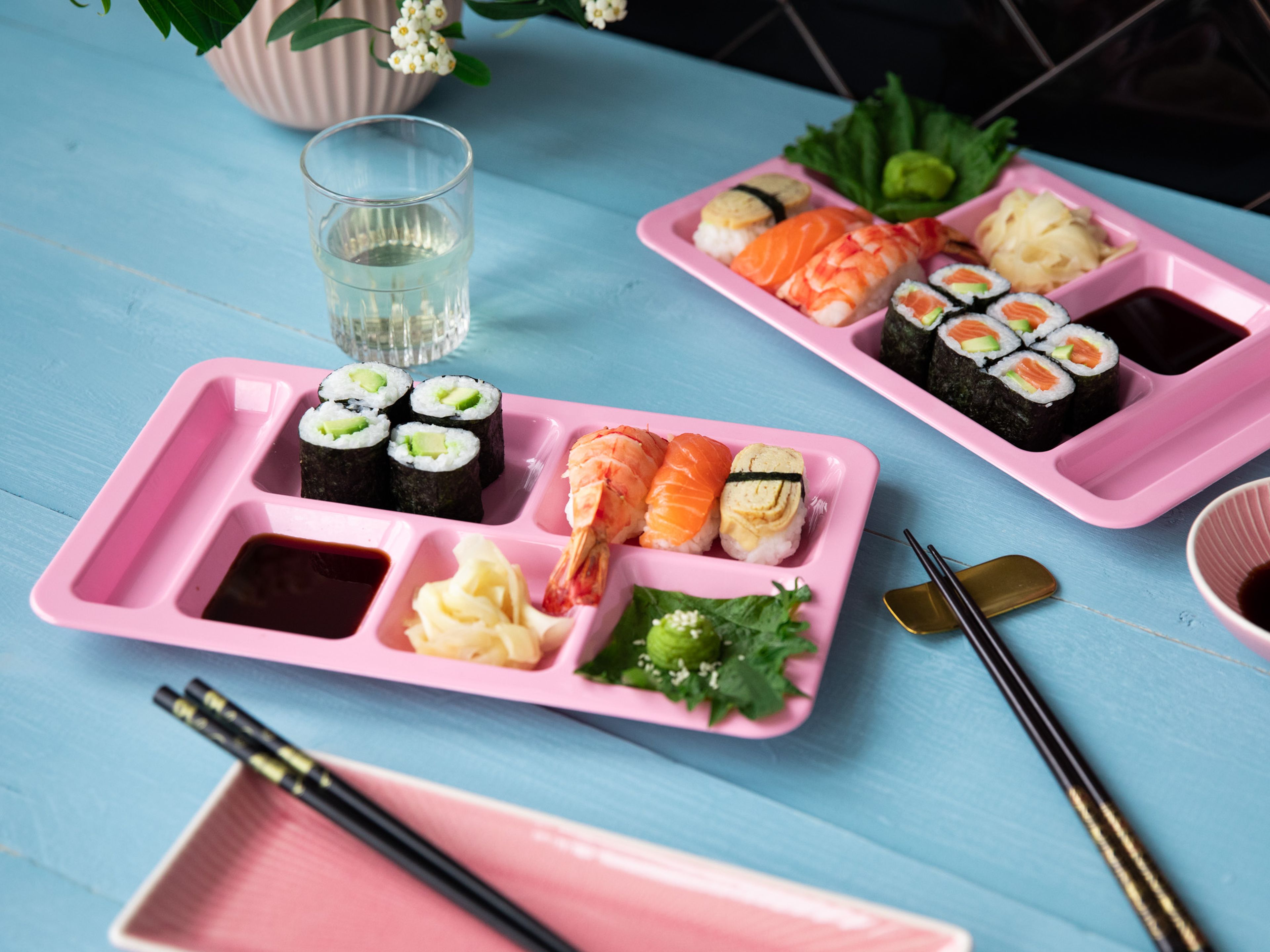 Avocado Maki und Nigiri mit Lachs