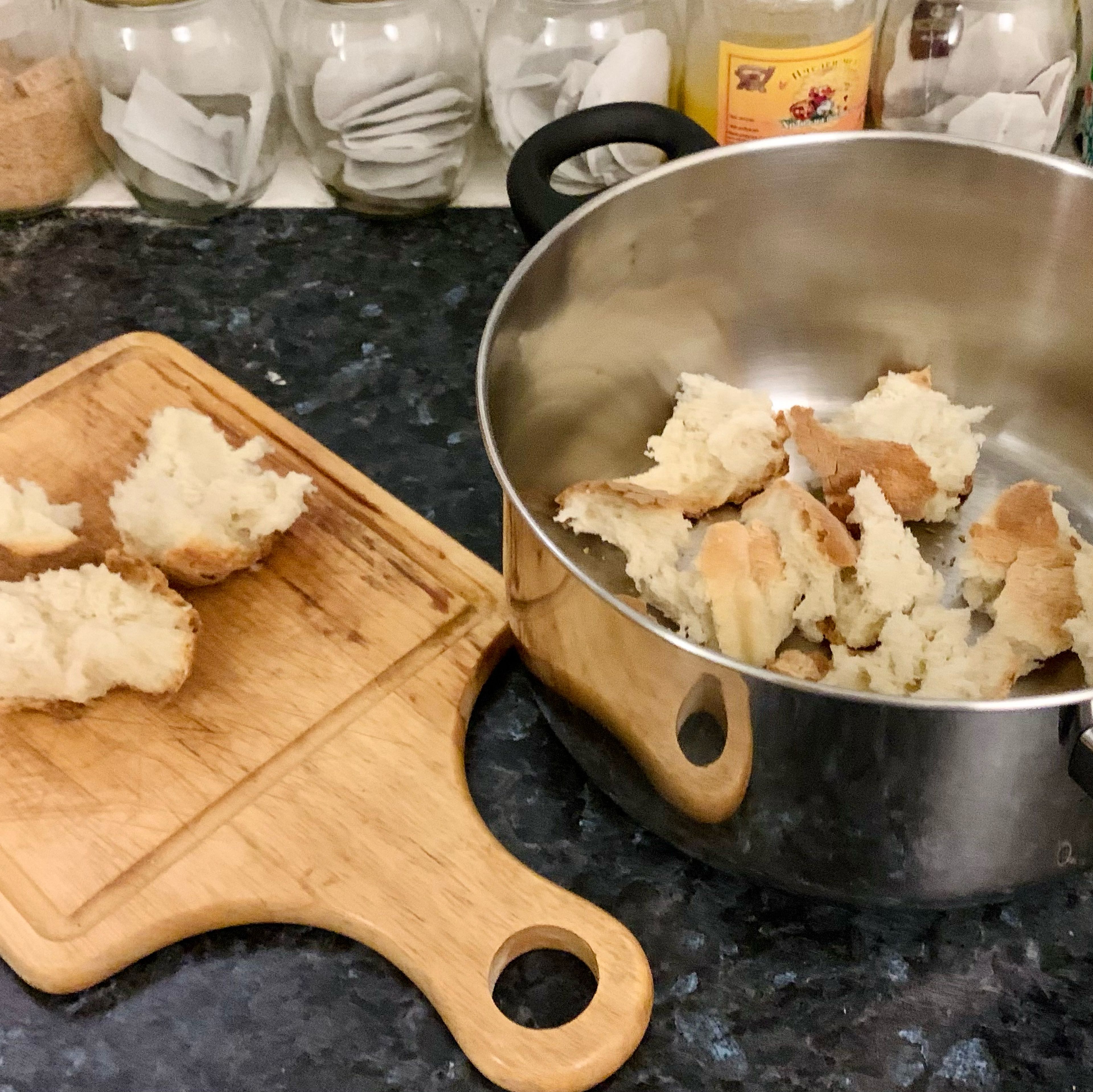 Reiße das Brot in Stücke und gib es mit dem Wasser in einen Topf. Das Brot soll dabei weich werden.