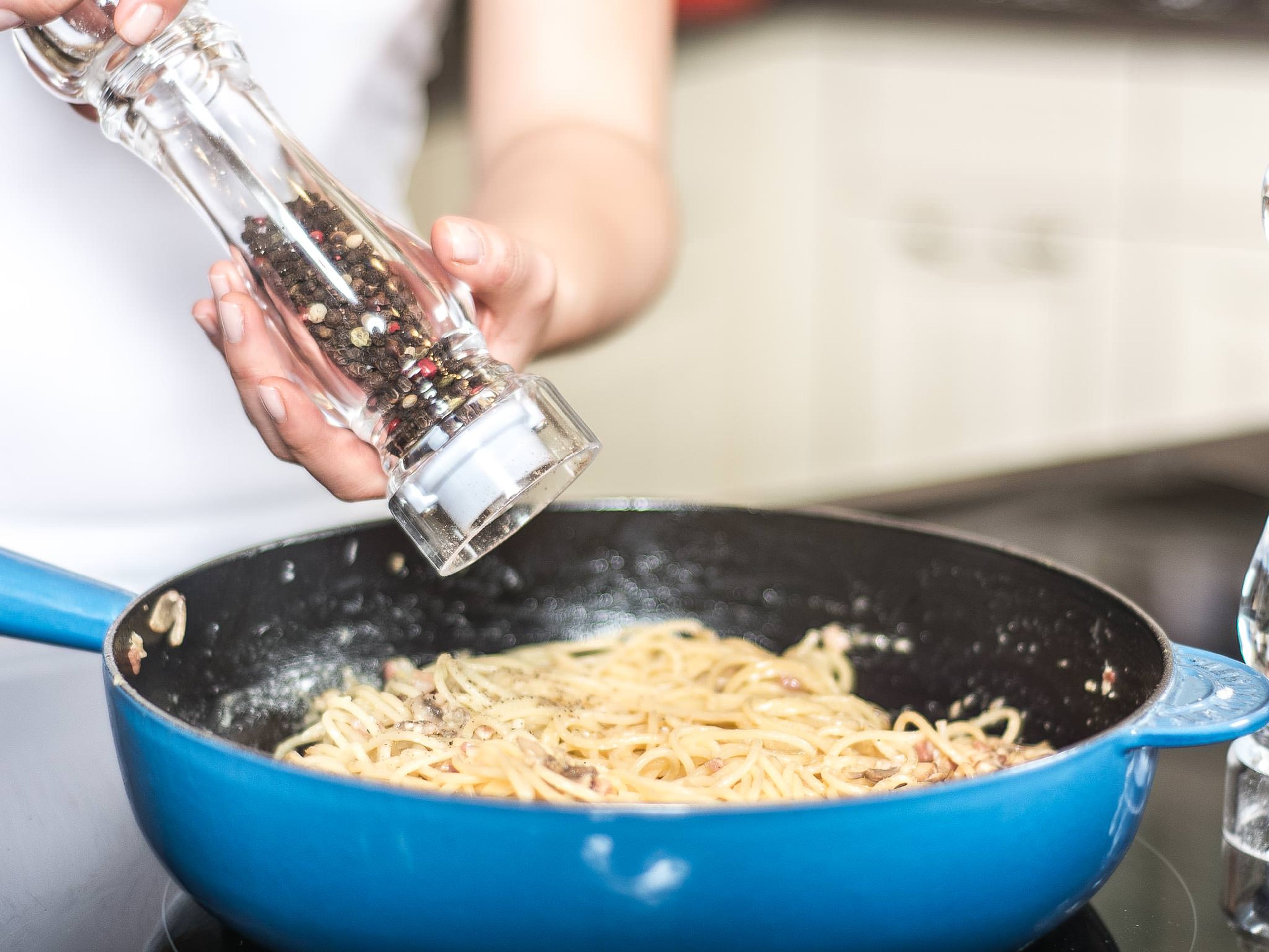 Die Spaghetti in der Soße schwenken. Parmesan hinzugeben und nochmals schwenken. Mit Salz und Pfeffer abschmecken und direkt servieren.