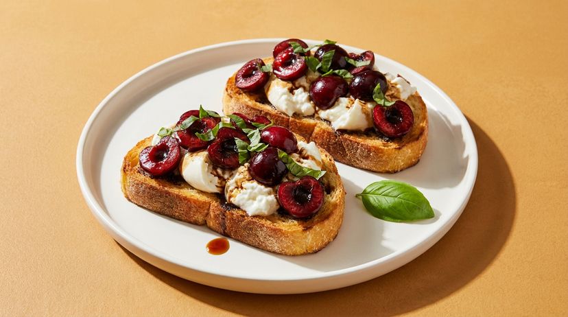 Geröstetes Brot mit cremiger Burrata und süßen Kirschen