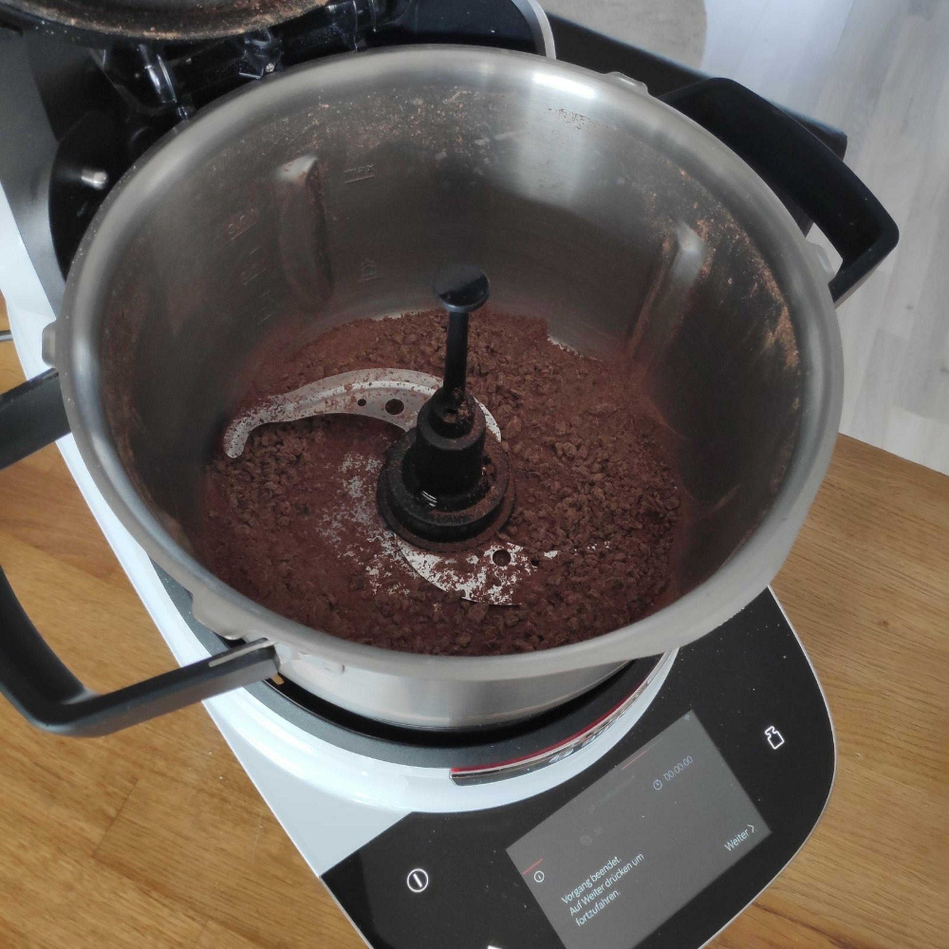 In der Zwischenzeit Universalmesser einsetzen und die Schokolade mit dem Automatikprogramm "Schokolade schmelzen" erhitzen.