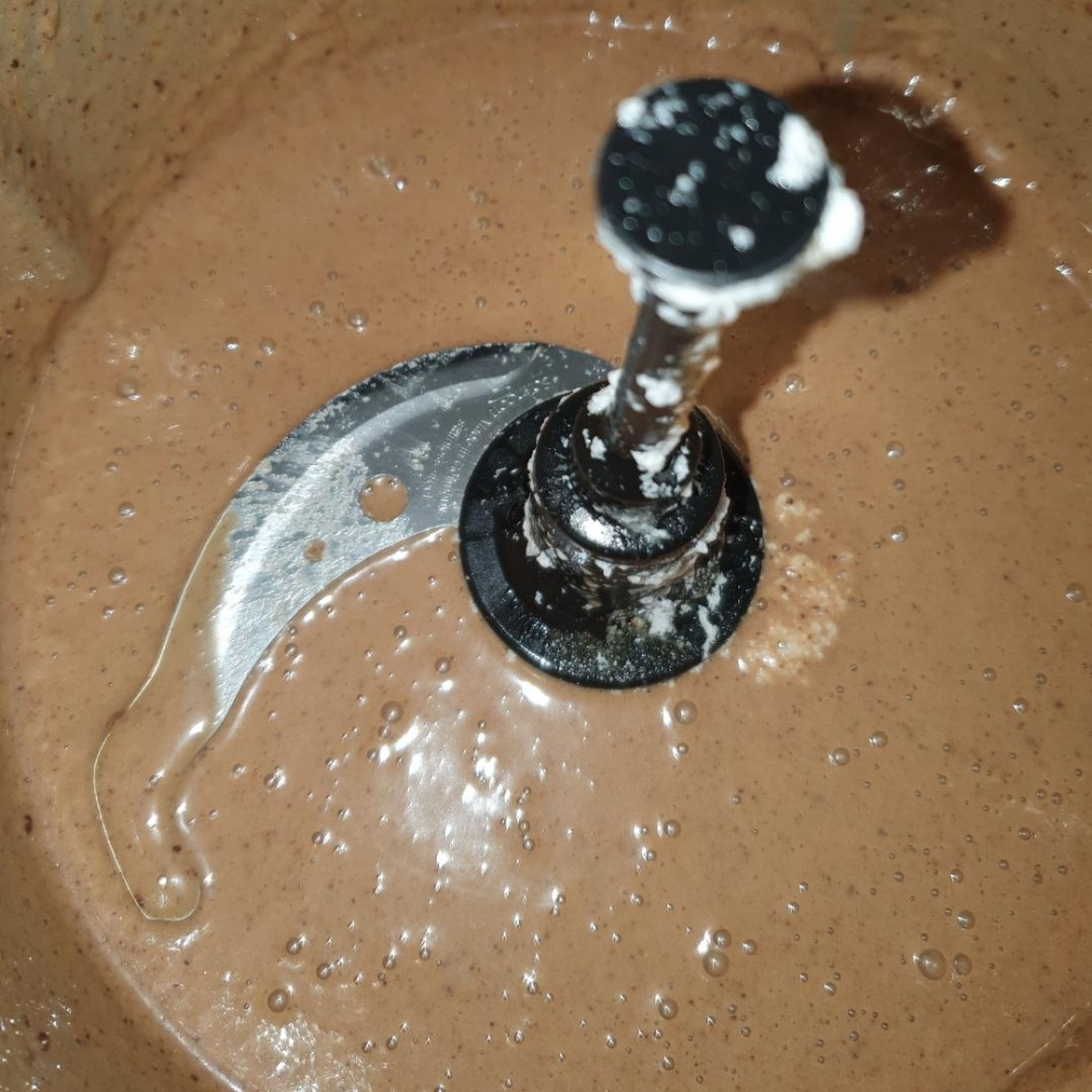 Cookit Universalmesser einsetzen. Haselnüsse, Eigelb, Backpulver und Zucker bei geschlossenem Deckel und eingesetztem Messbecher vermischen (Universalmesser | Stufe 15 | 2 Min.). Nach 30 Sekunden auf Pause drücken, den Deckel öffnen und das gekühlte Eiweiß mit Hilfe des Küchenspatels dazu tun und die restliche Zeit bei geschlossenem Deckel mit eingesetztem Messbecher mischen. Eine Springform (28cm) mit Backpapier auskleiden und den Rand mit etwas Öl einpinseln.