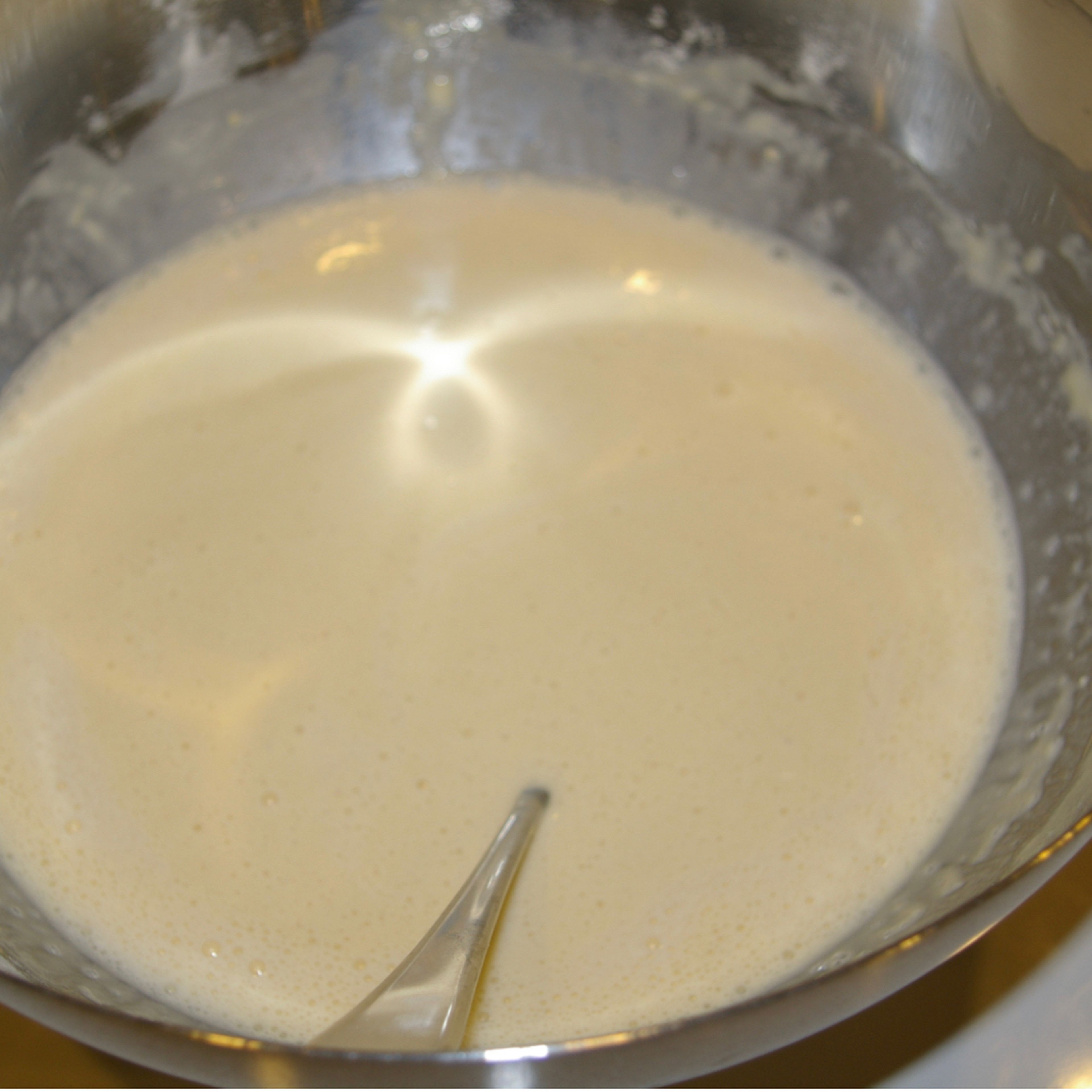 Das Mehl, die Prise Salz, die Milch und die drei aufgeschlagenen Eier mit dem Handquirl mixen …