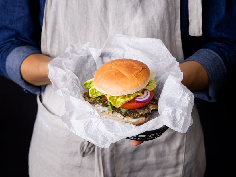 Gegrillter Zatar Hähnchenbrustfilet Burger mit 5 Zutaten