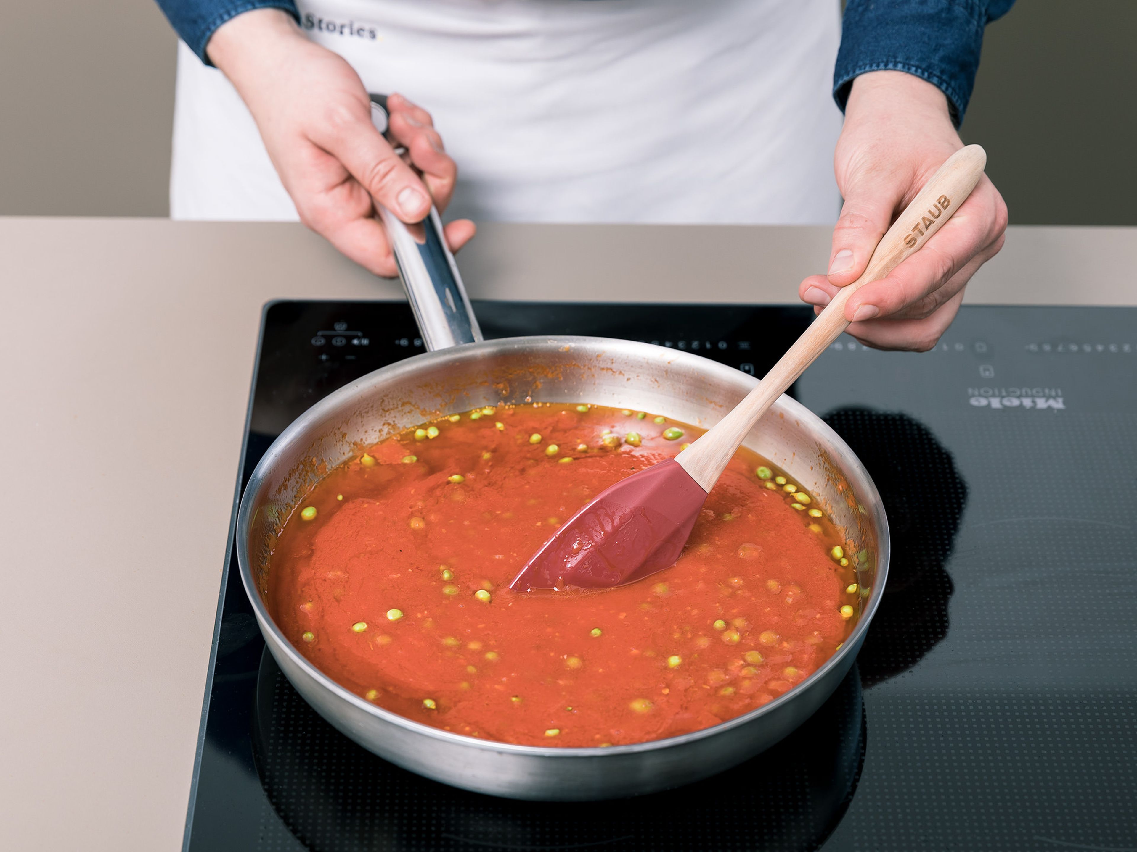 Add the tomato paste and vodka and carefully light with a flambé torch or match. Once the fire is out, add vegetable broth, tomato purée, fresh peas, and chili flakes. Let sauce simmer for approx. 10 min. Cook pasta according to package instructions and drain.