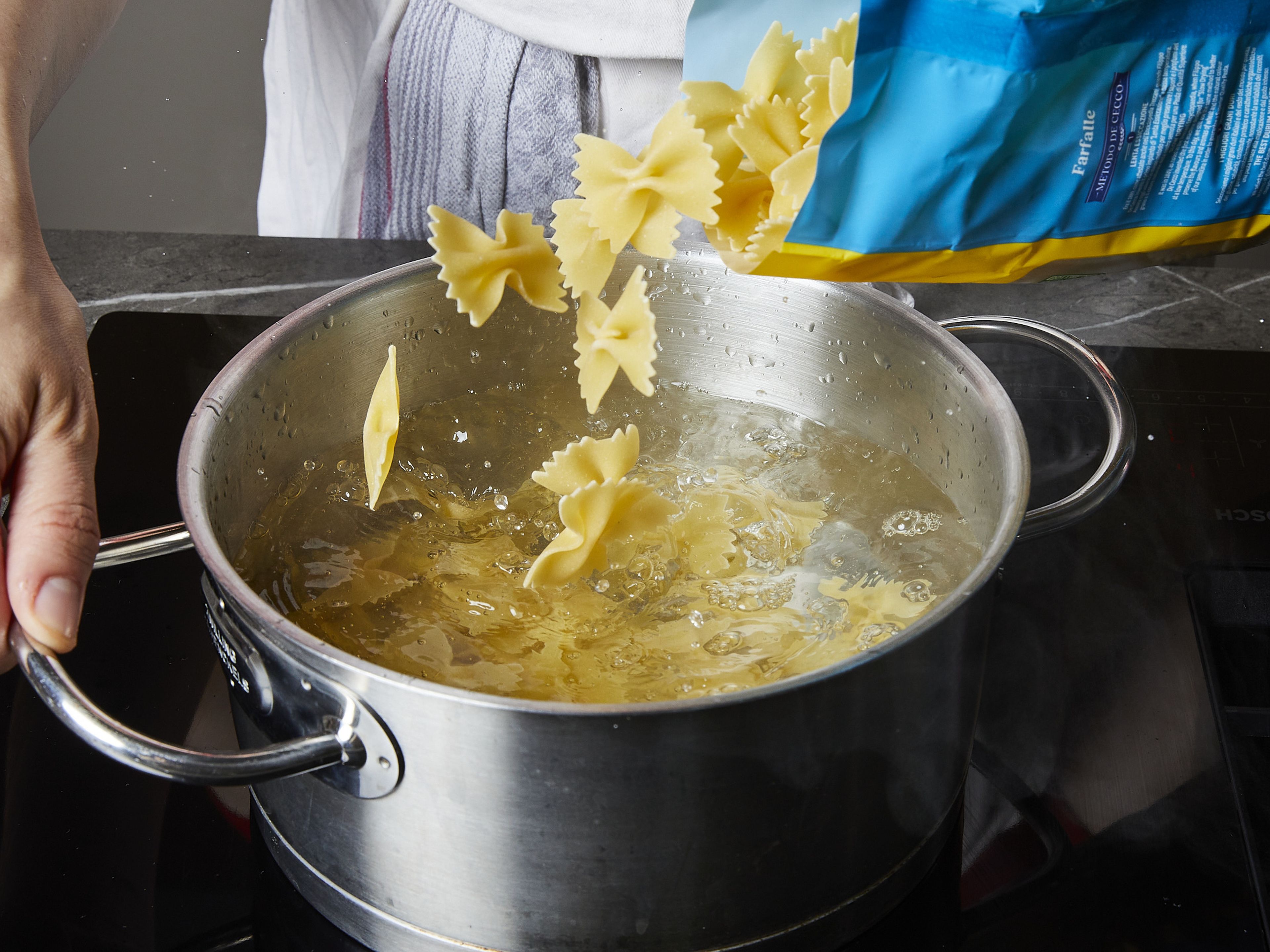 Cook pasta in a large pot with salted water for approx. 8–10 min., until al dente.