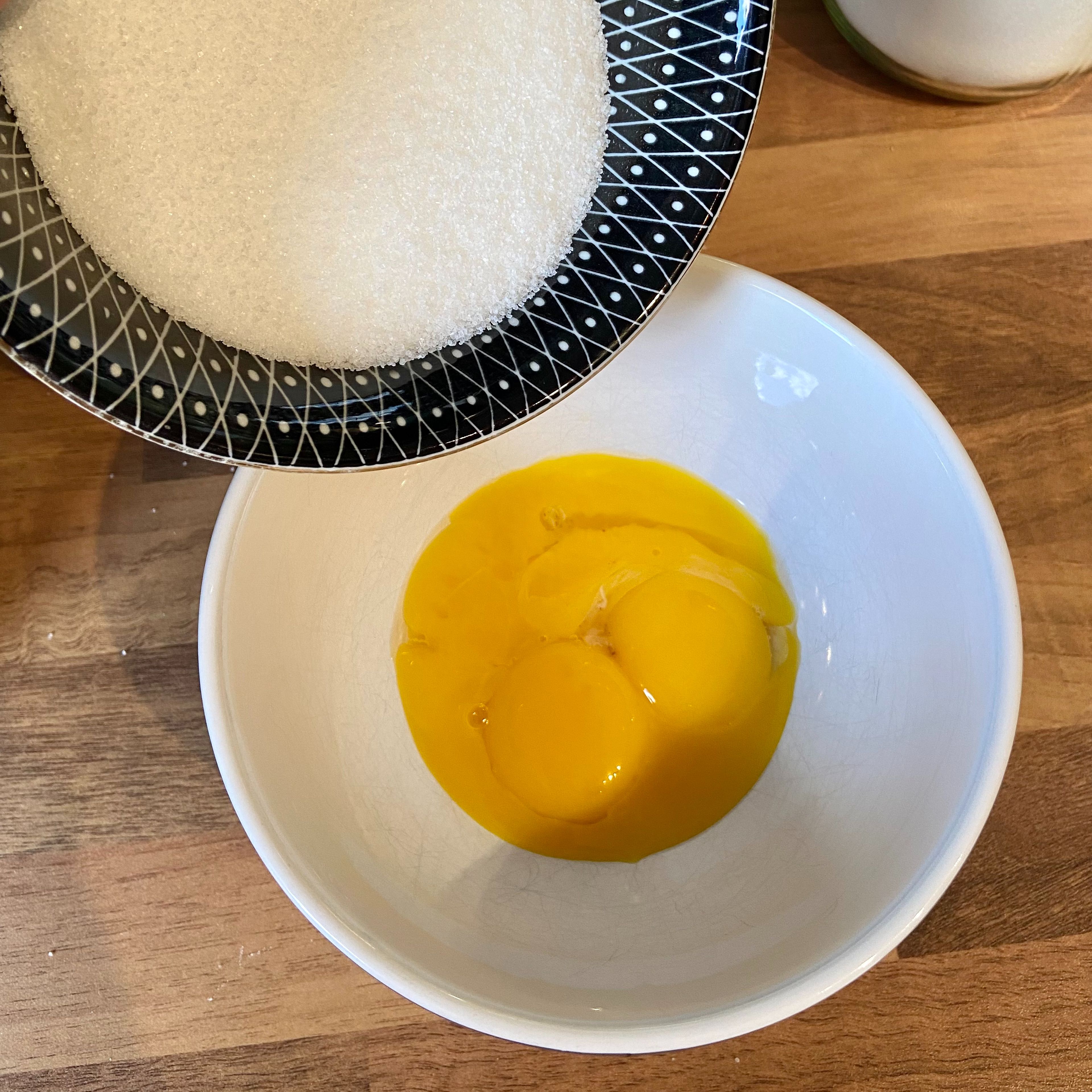 Für die Creme die Eier trennen und seperat in Schüsseln aufteilen. Nun den Zucker zum Eigelb geben. Gut rühren bis es schaumig und fluffig ist.