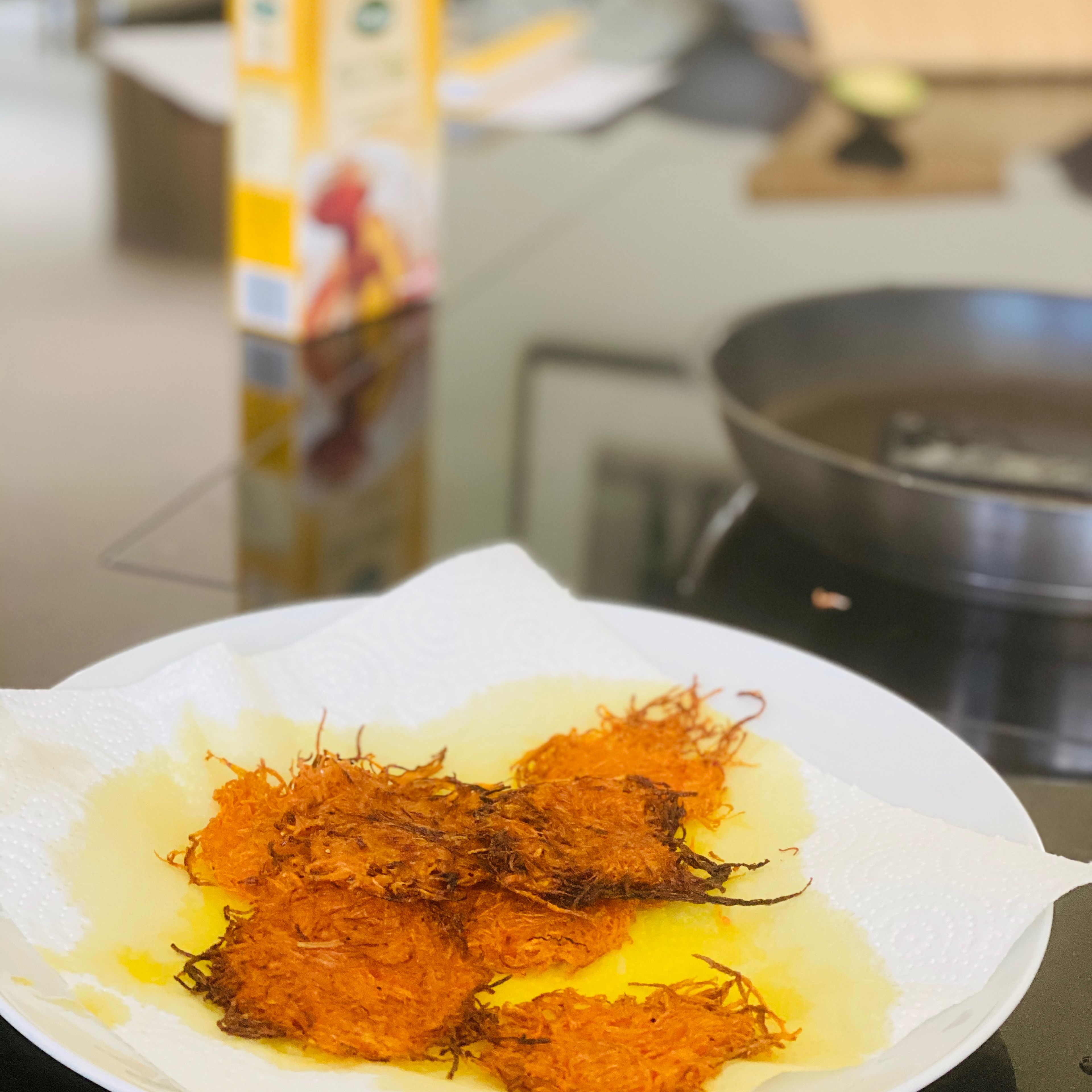 Die Karotten-Rösti auf ein Küchenpapier legen, damit das Öl aufgesaugt wird und die Rösti noch knuspriger werden.