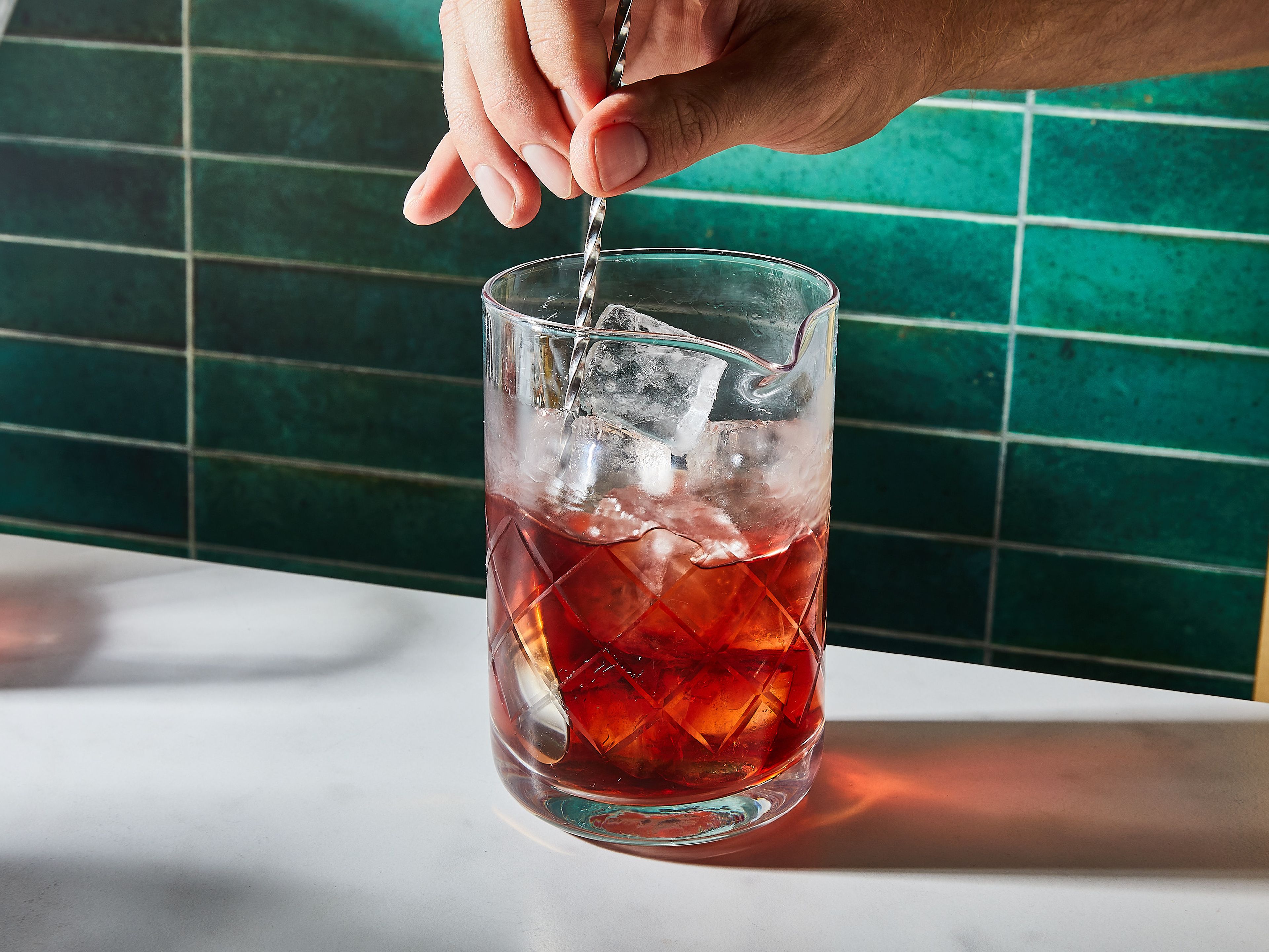 Für den Negroni Cocktail Campari, Wermut und Gin in einen Messbecher oder ein Mixglas mit (kleinen) Eiswürfeln füllen und gut umrühren.