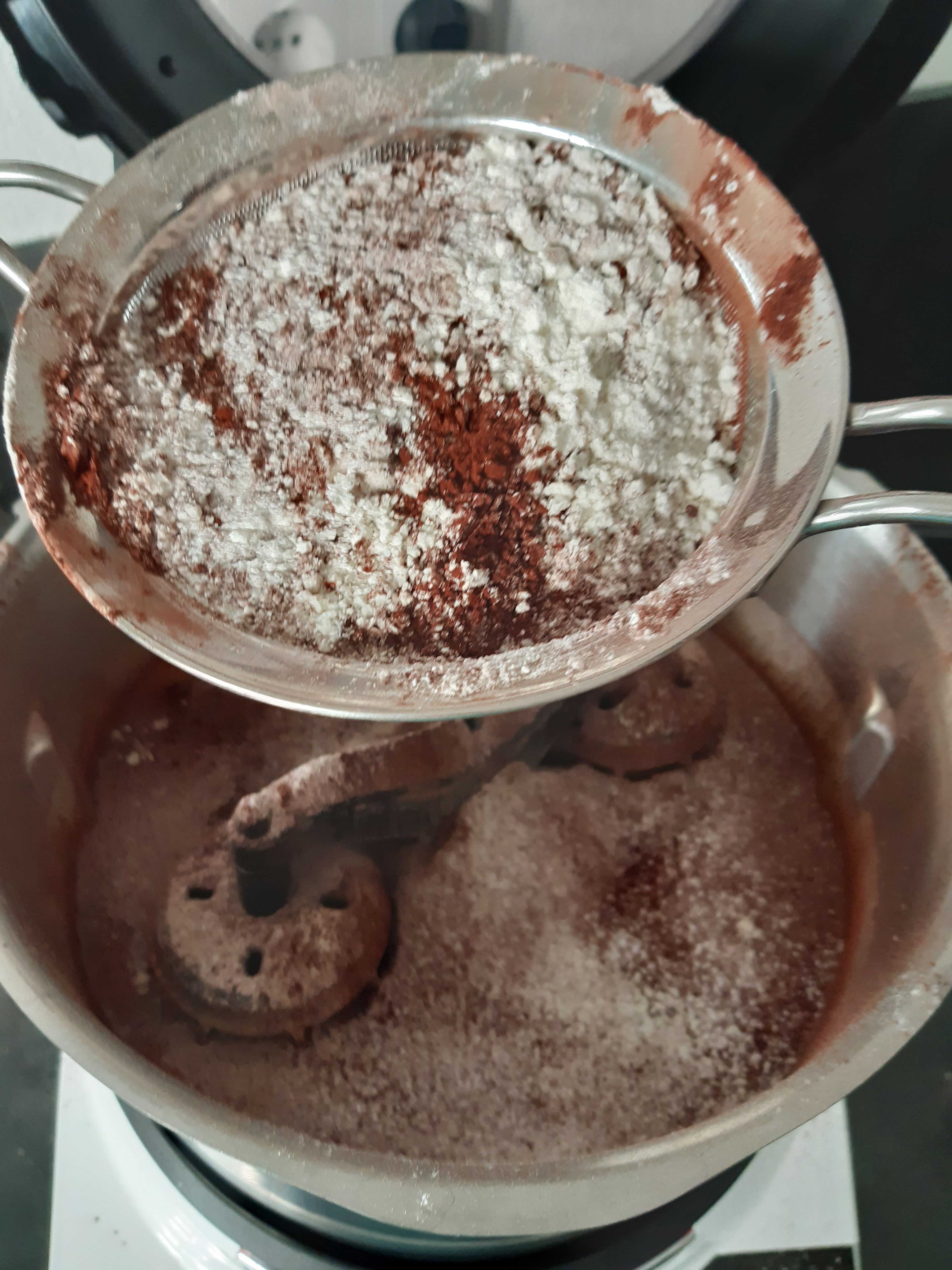 Mehl-Kakao-Mischung in den Topf sieben und mit dem Cookit Zwillings-Rührbesen  unterheben. ( Zwillings-Rührbesen l Stufe 3 I 15 Sek.)
